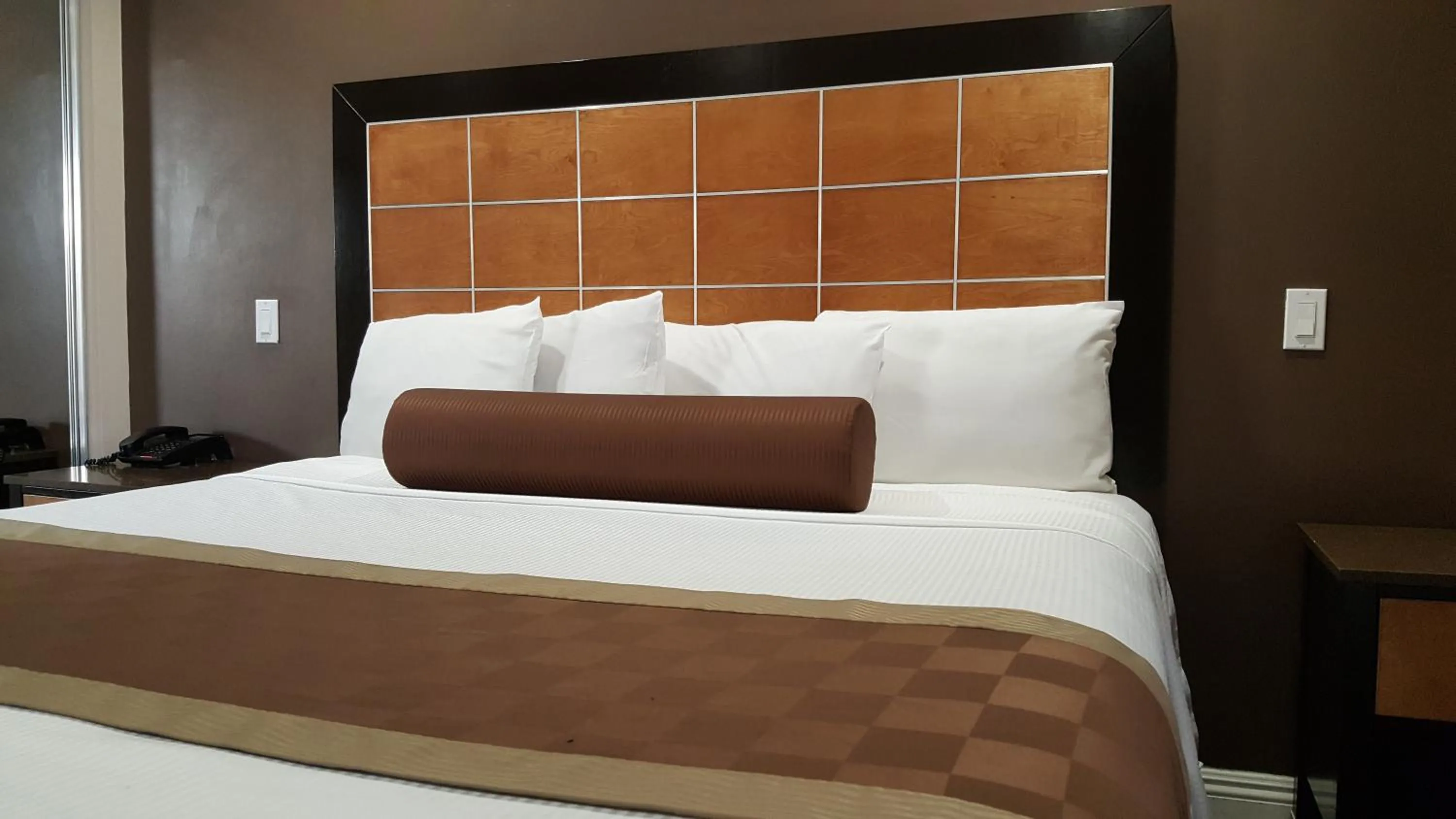 Bed, Room Photo in Gardena Terrace Inn