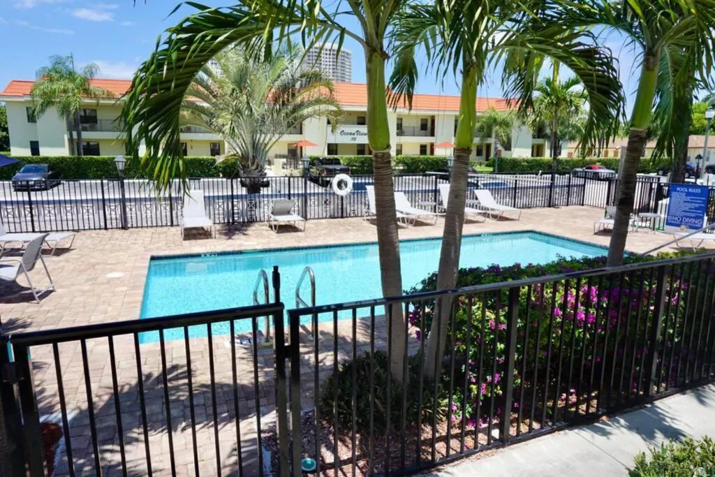 Serenity at Seascape: Steps to the beach & Shops