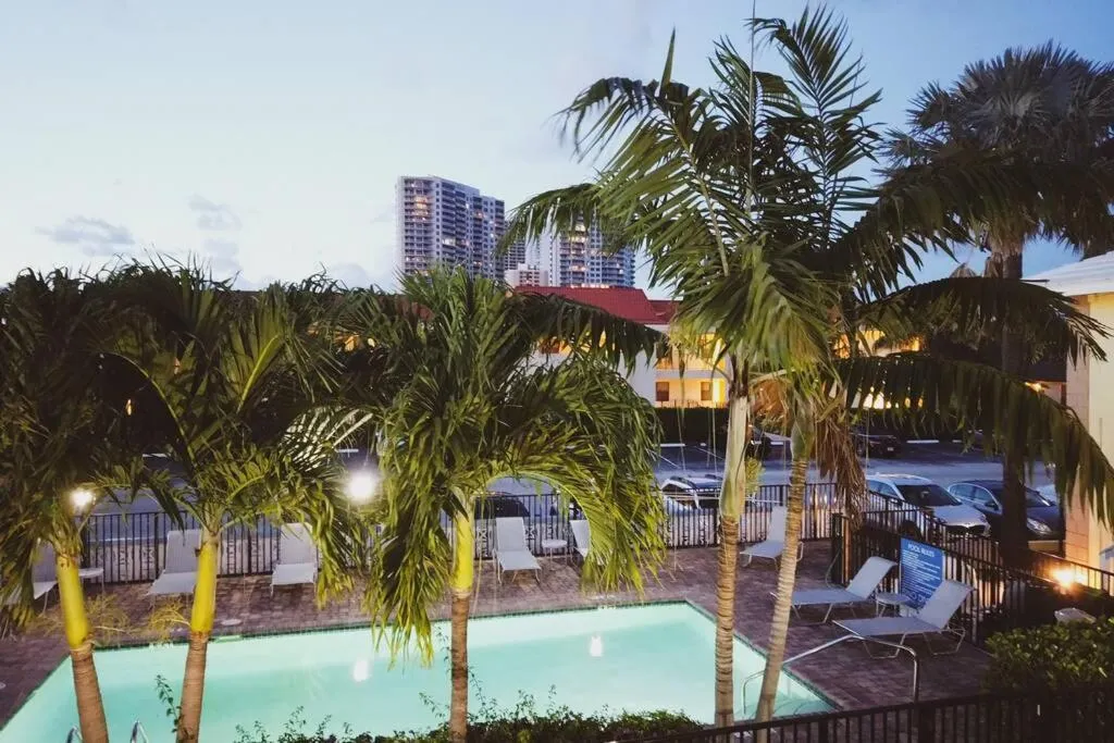 Serenity at Seascape: Steps to the beach & Shops