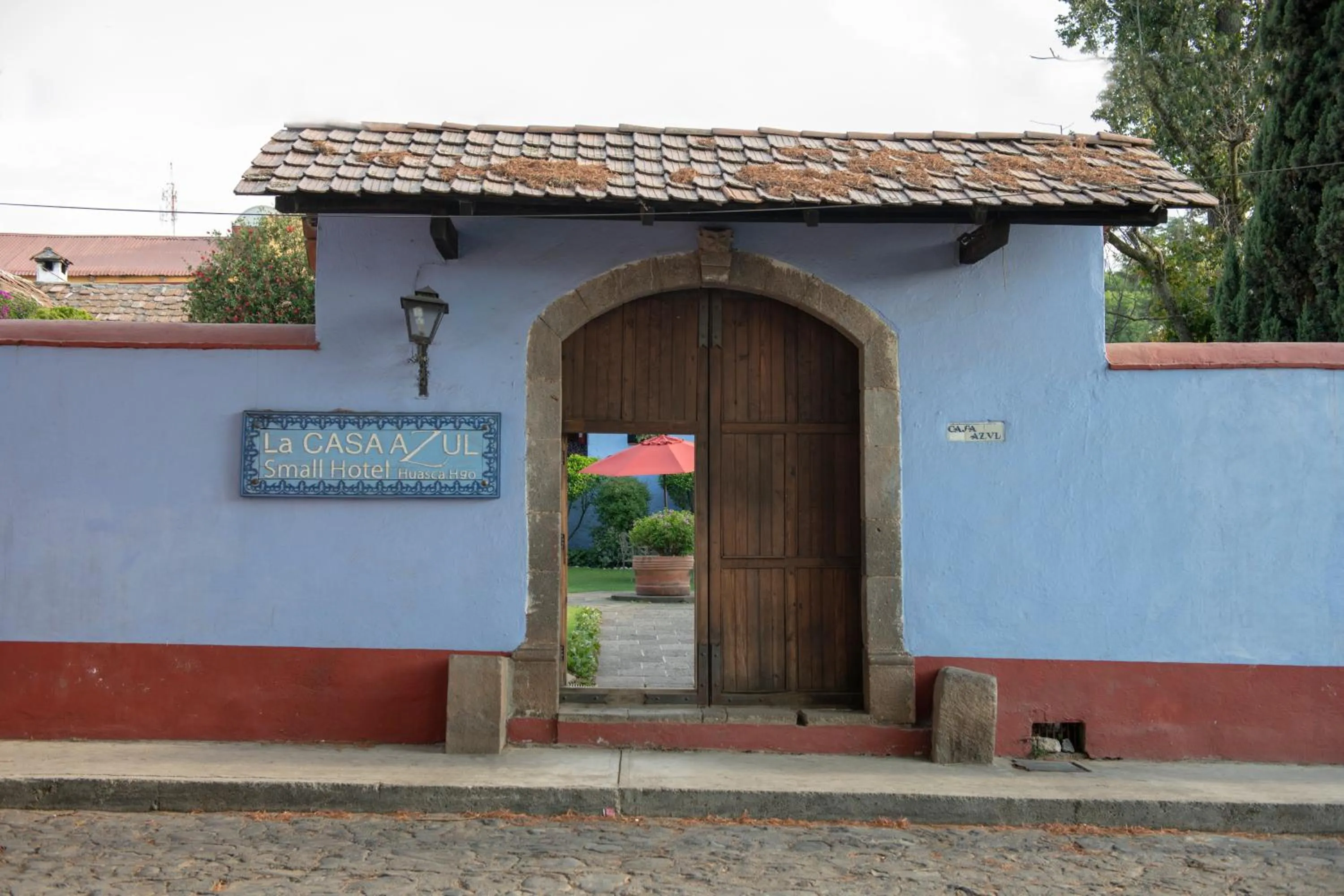 Facade/entrance in La Casa Azul Huasca & Restaurante La Terraza