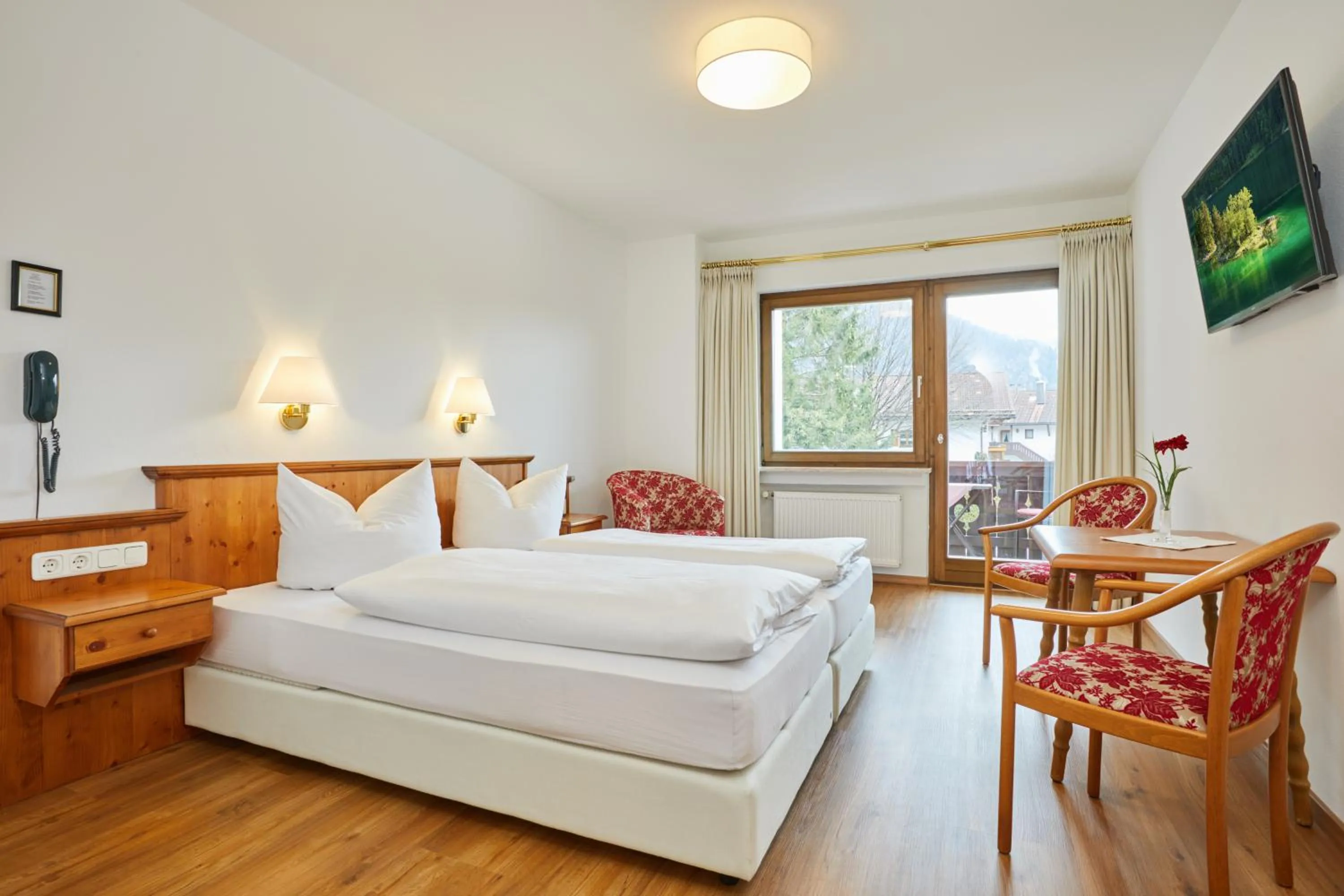Photo of the whole room, Bed in Hotel Garni Zugspitz