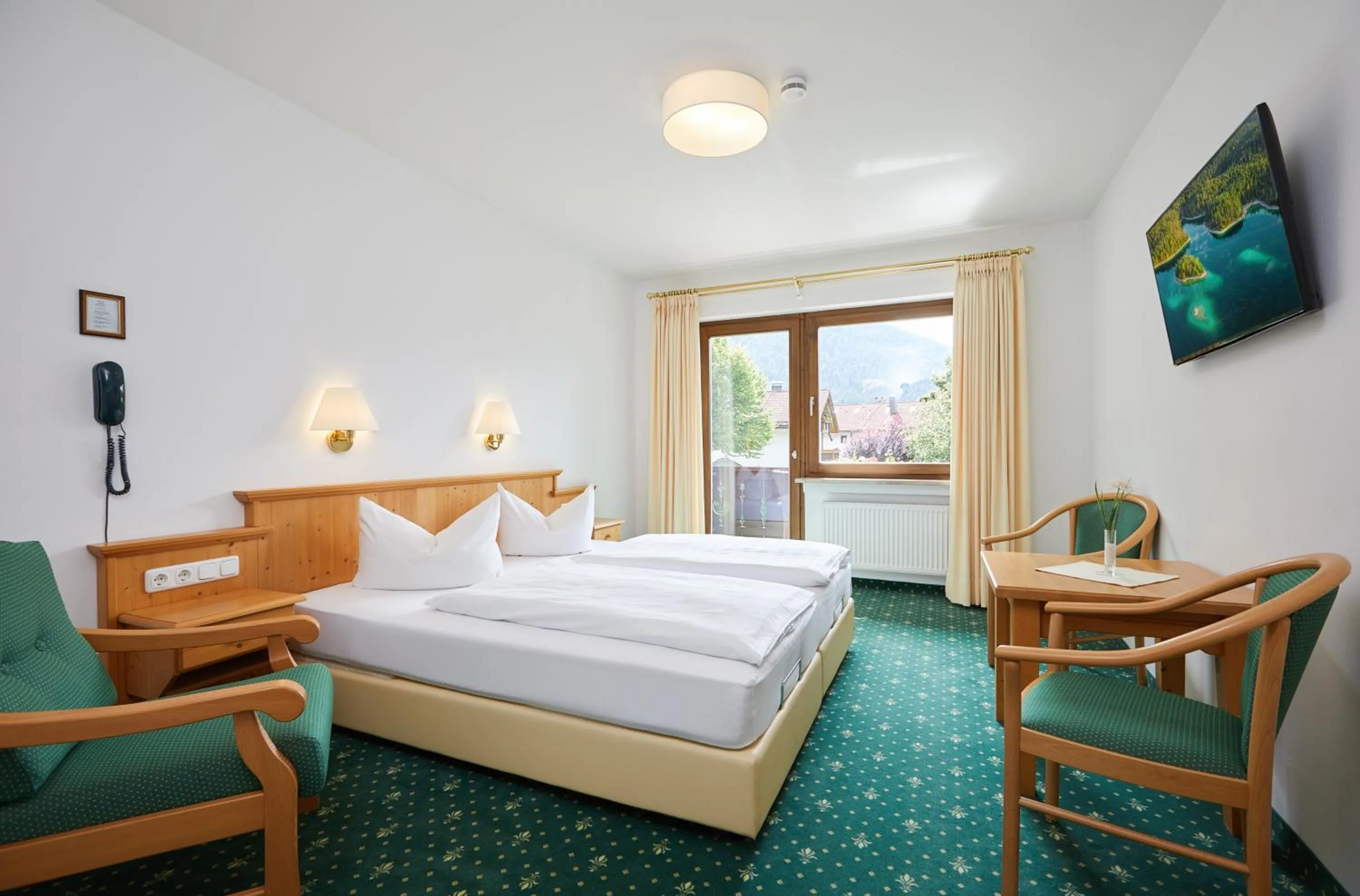 Photo of the whole room, Bed in Hotel Garni Zugspitz