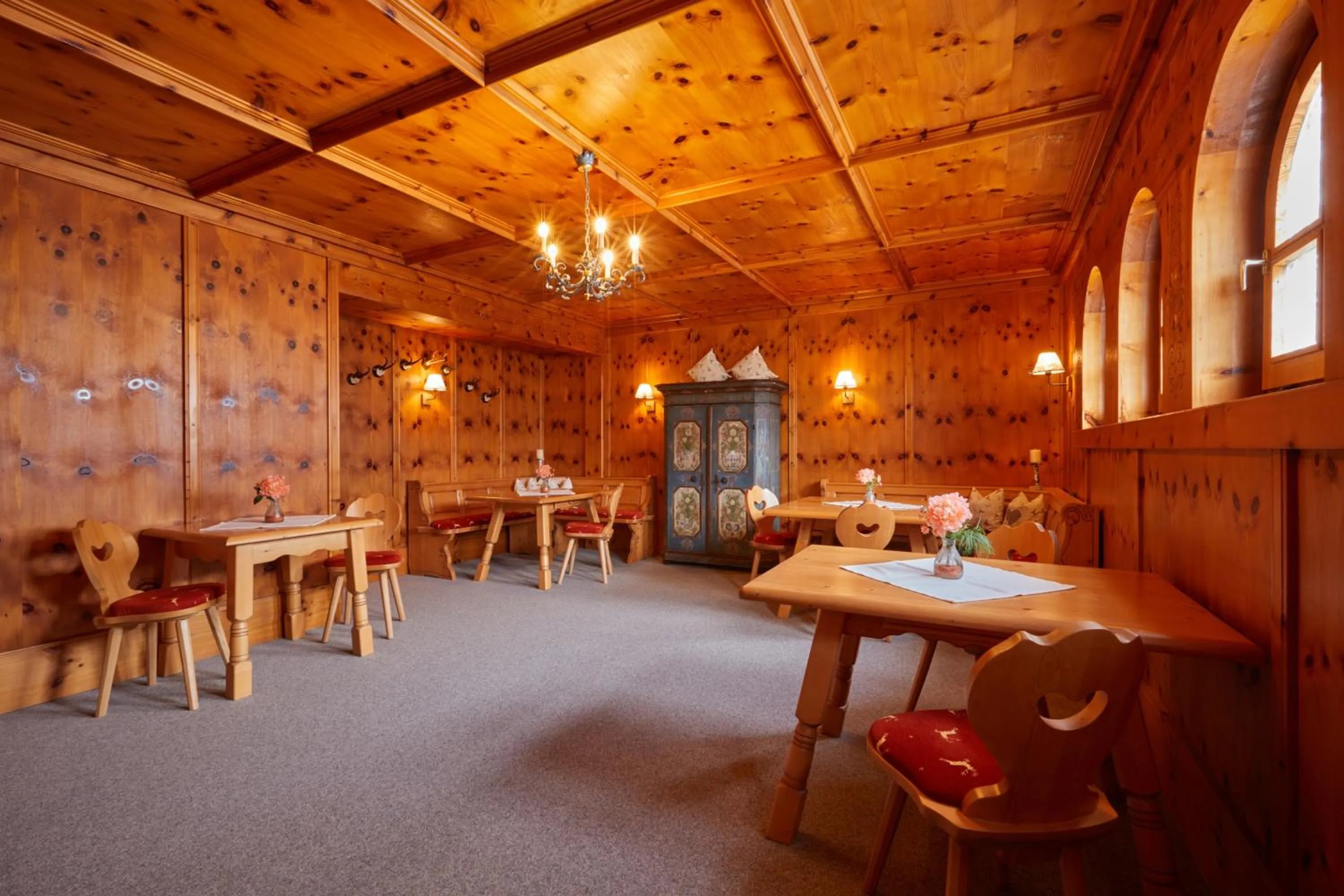 Communal lounge/ TV room in Hotel Garni Zugspitz