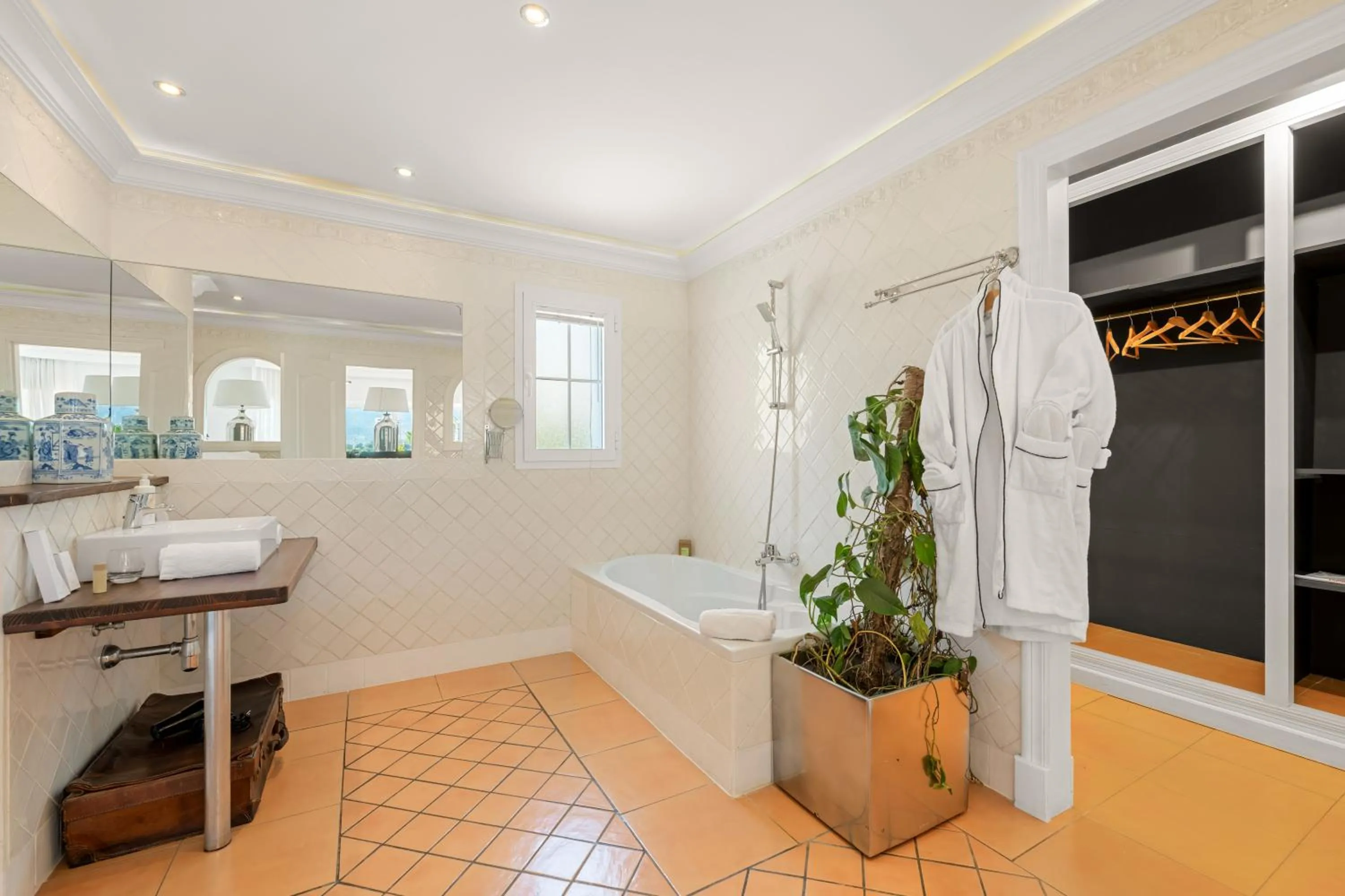 Bathroom in Molo Luxury Suites Puerto Banus