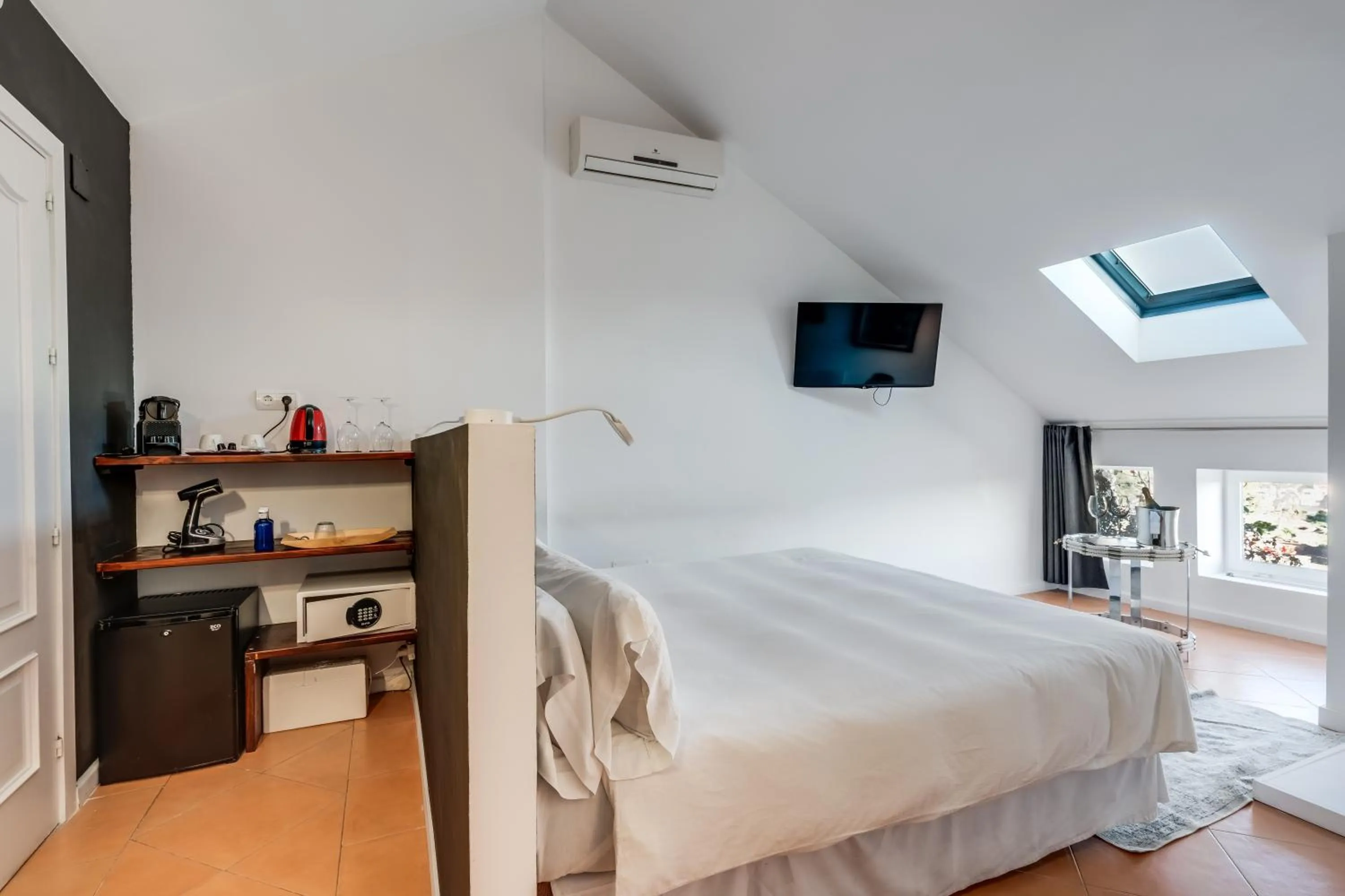 Photo of the whole room in Molo Luxury Suites Puerto Banus