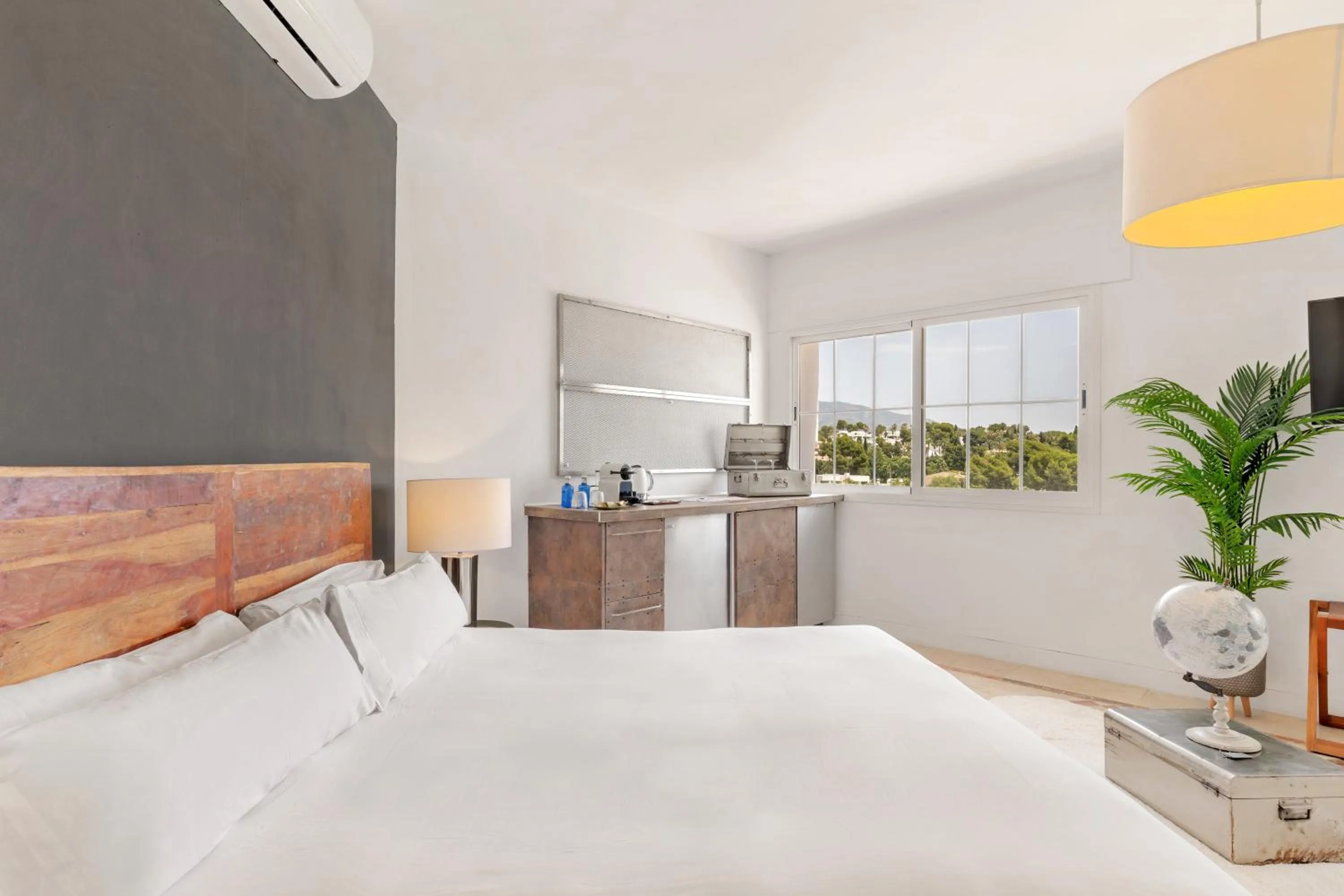 Bed in Molo Luxury Suites Puerto Banus