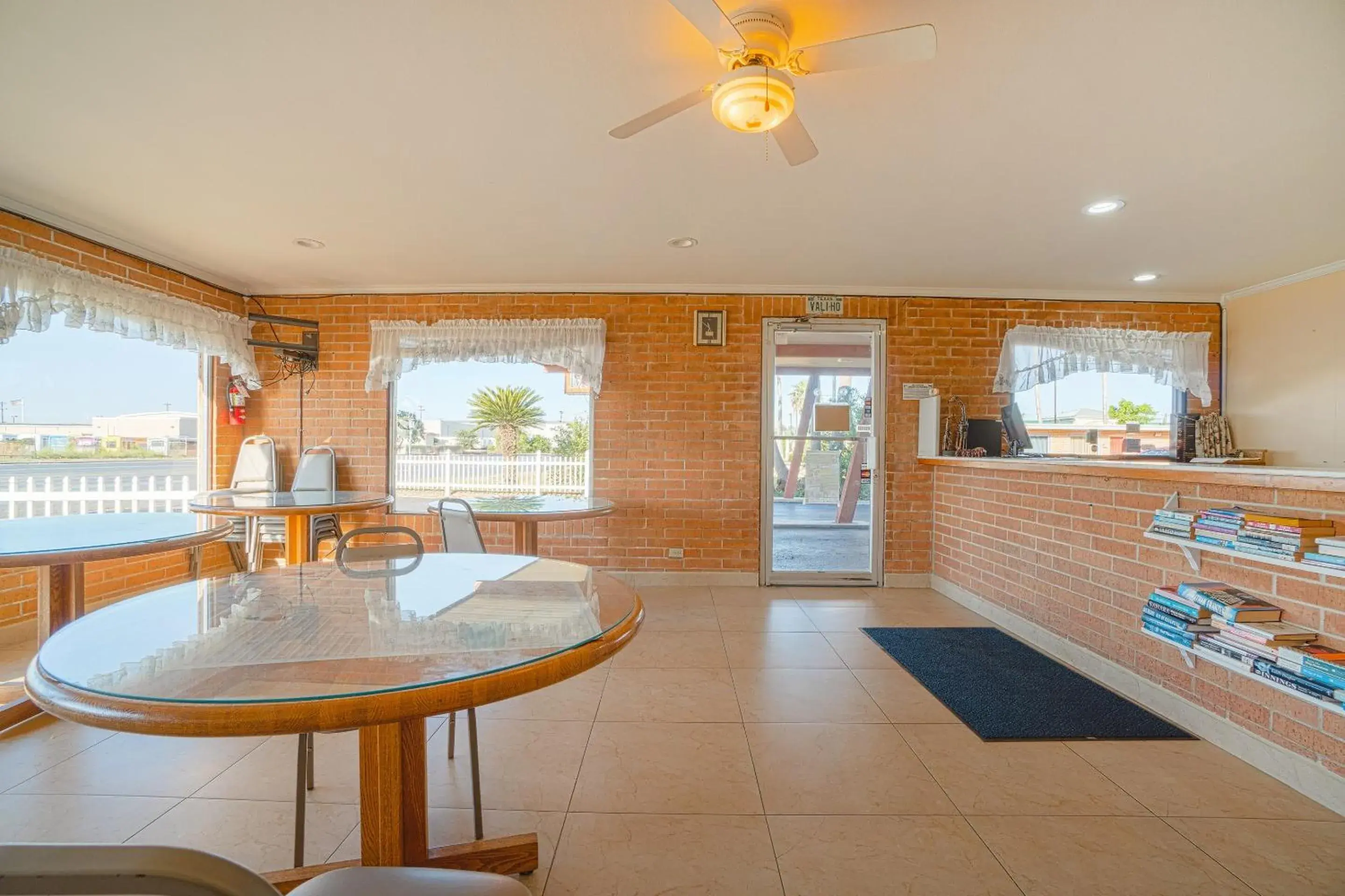 Lobby or reception in Vali Ho Motel By OYO Weslaco Mercedes Lobby or reception in Vali Ho Motel By OYO Weslaco Mercedes