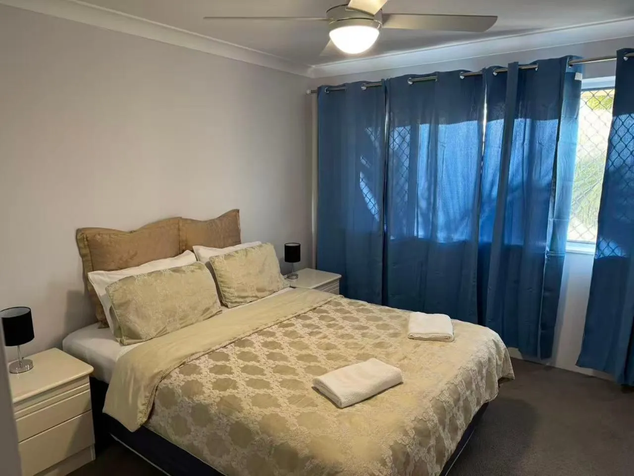 Bed in Anchor Down Holiday Apartments