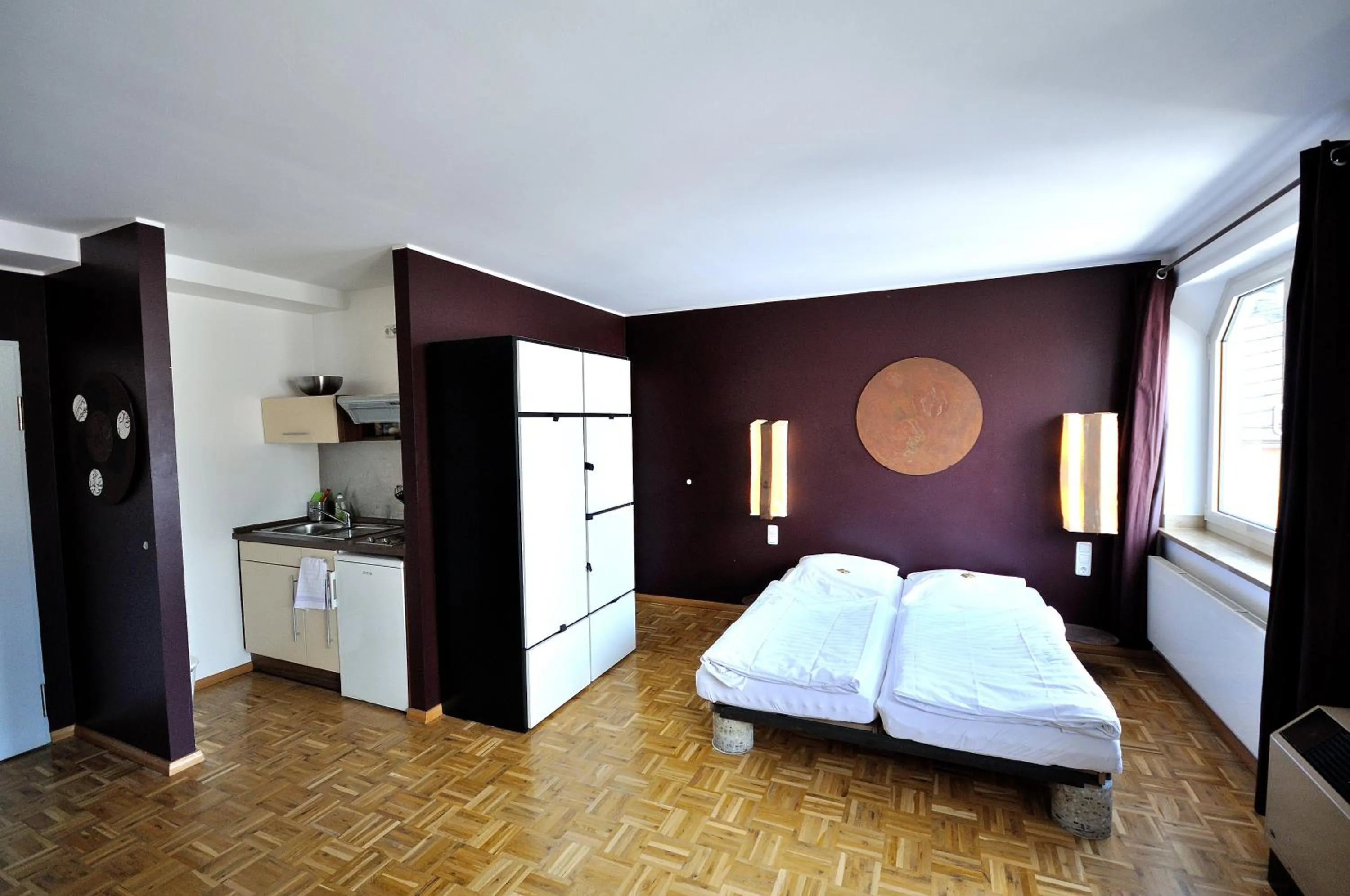Kitchen or kitchenette, Bed in Five Elements Hostel and Capsules Frankfurt