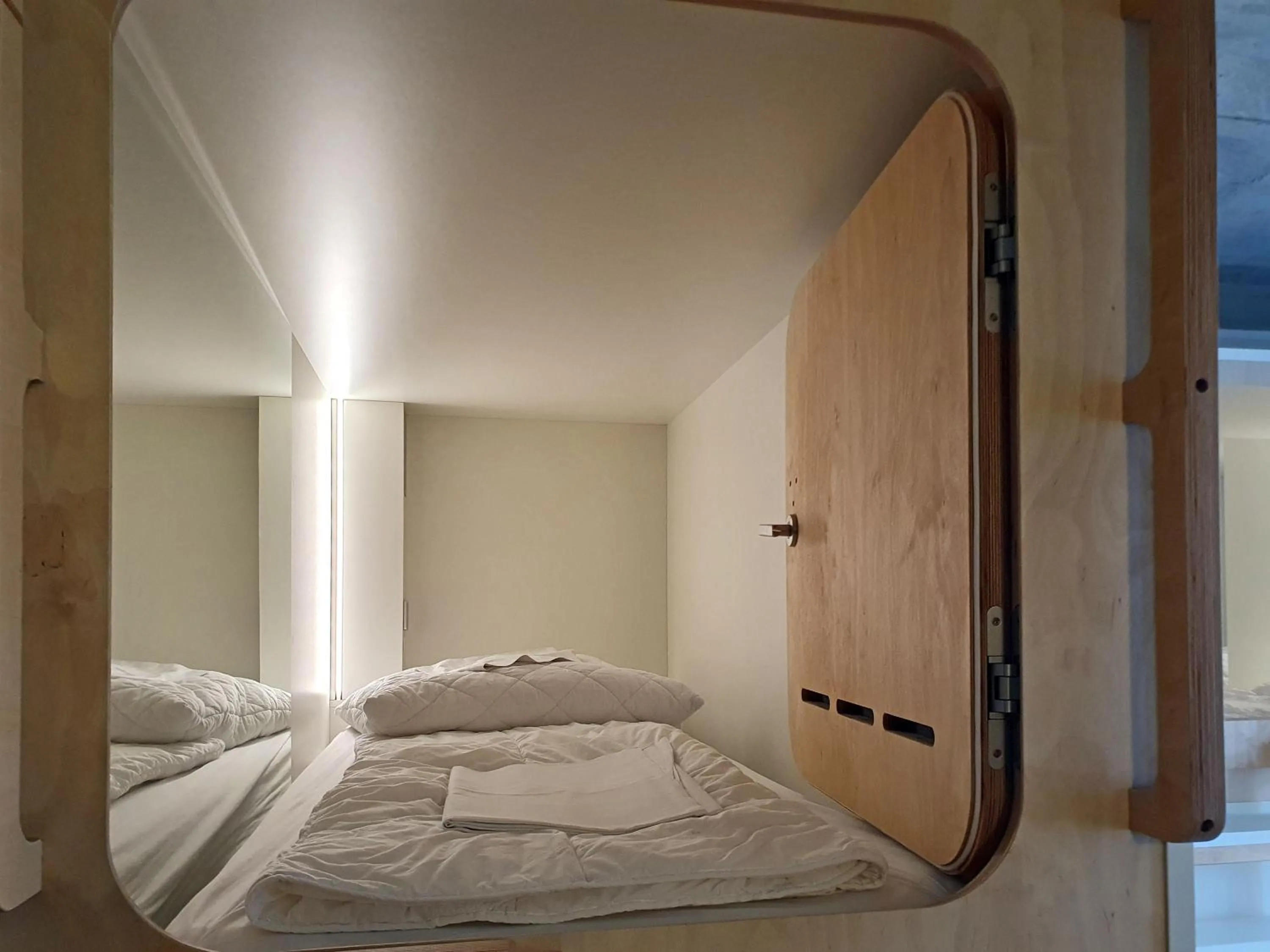 Bed in Five Elements Hostel and Capsules Frankfurt