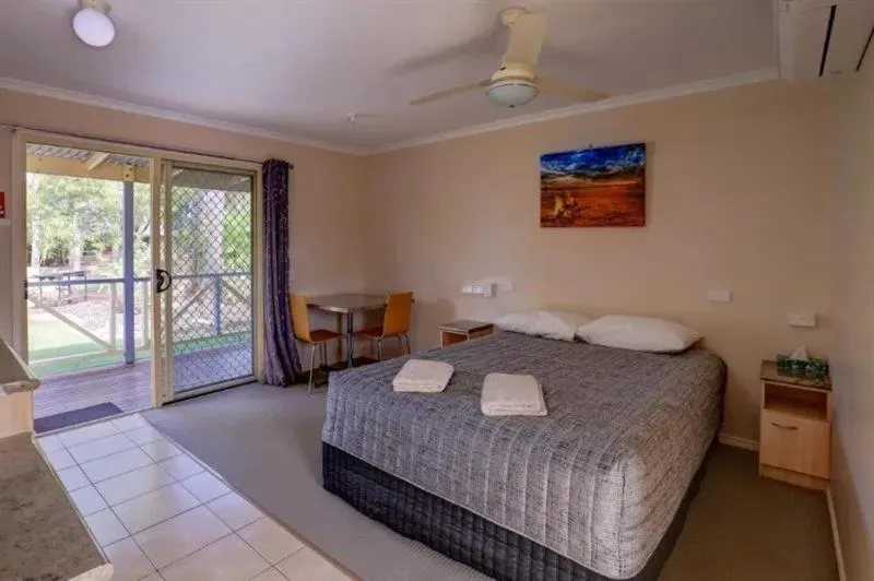Bed in Tambo Mill Motel & Caravan Park