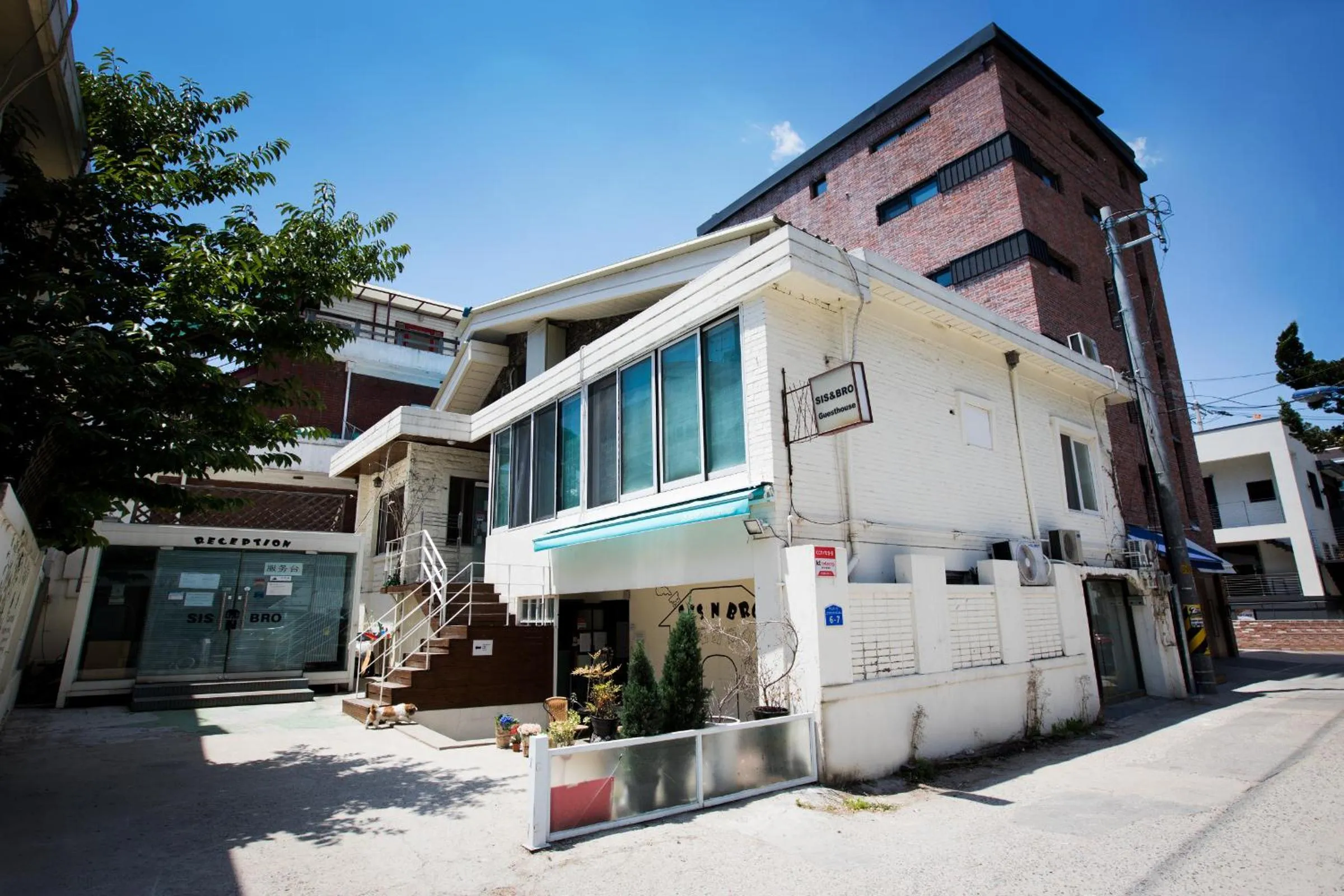 Facade/entrance in SISnBRO Guesthouse