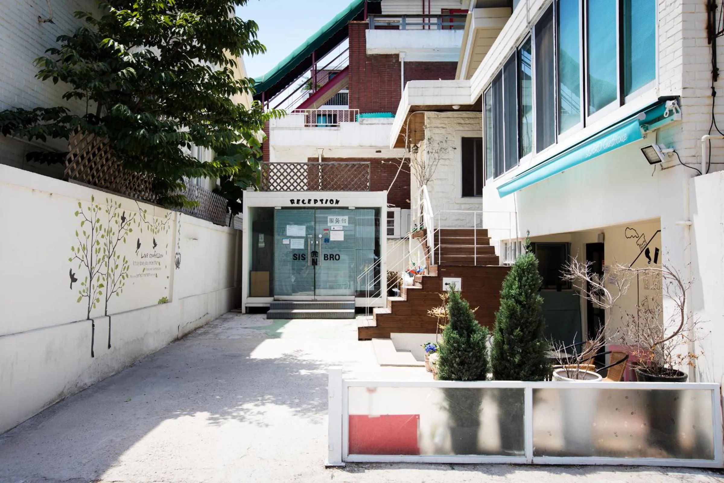 Facade/entrance in SISnBRO Guesthouse