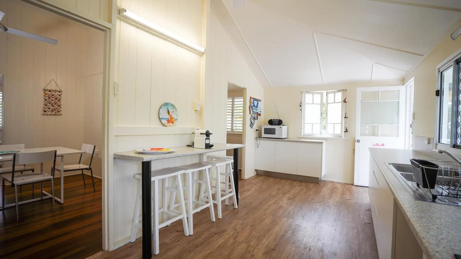 Kitchen or kitchenette in Daggoombah Holiday Home Magnetic Island