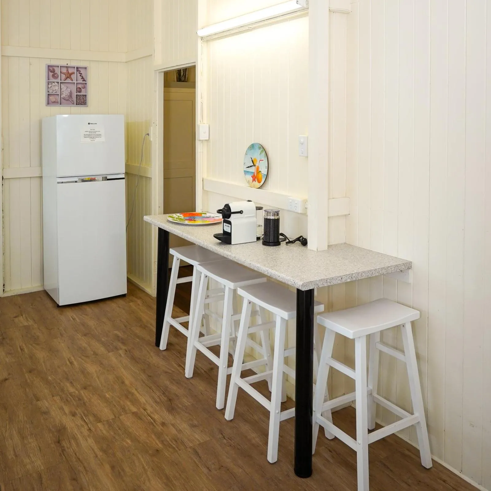 Kitchen or kitchenette in Daggoombah Holiday Home Magnetic Island