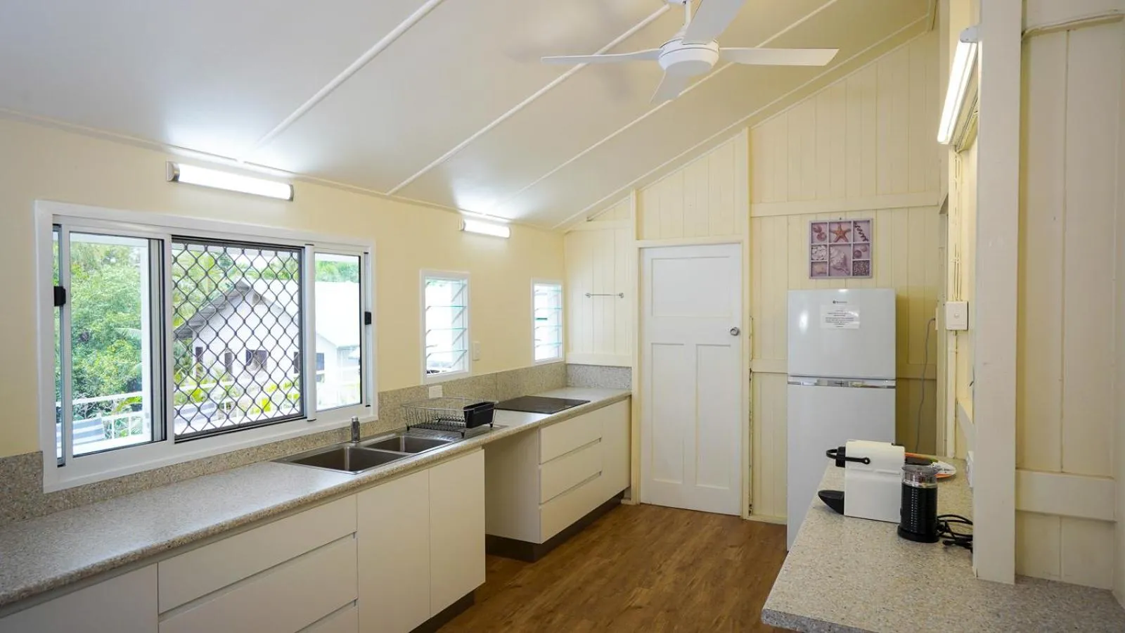 Kitchen or kitchenette in Daggoombah Holiday Home Magnetic Island