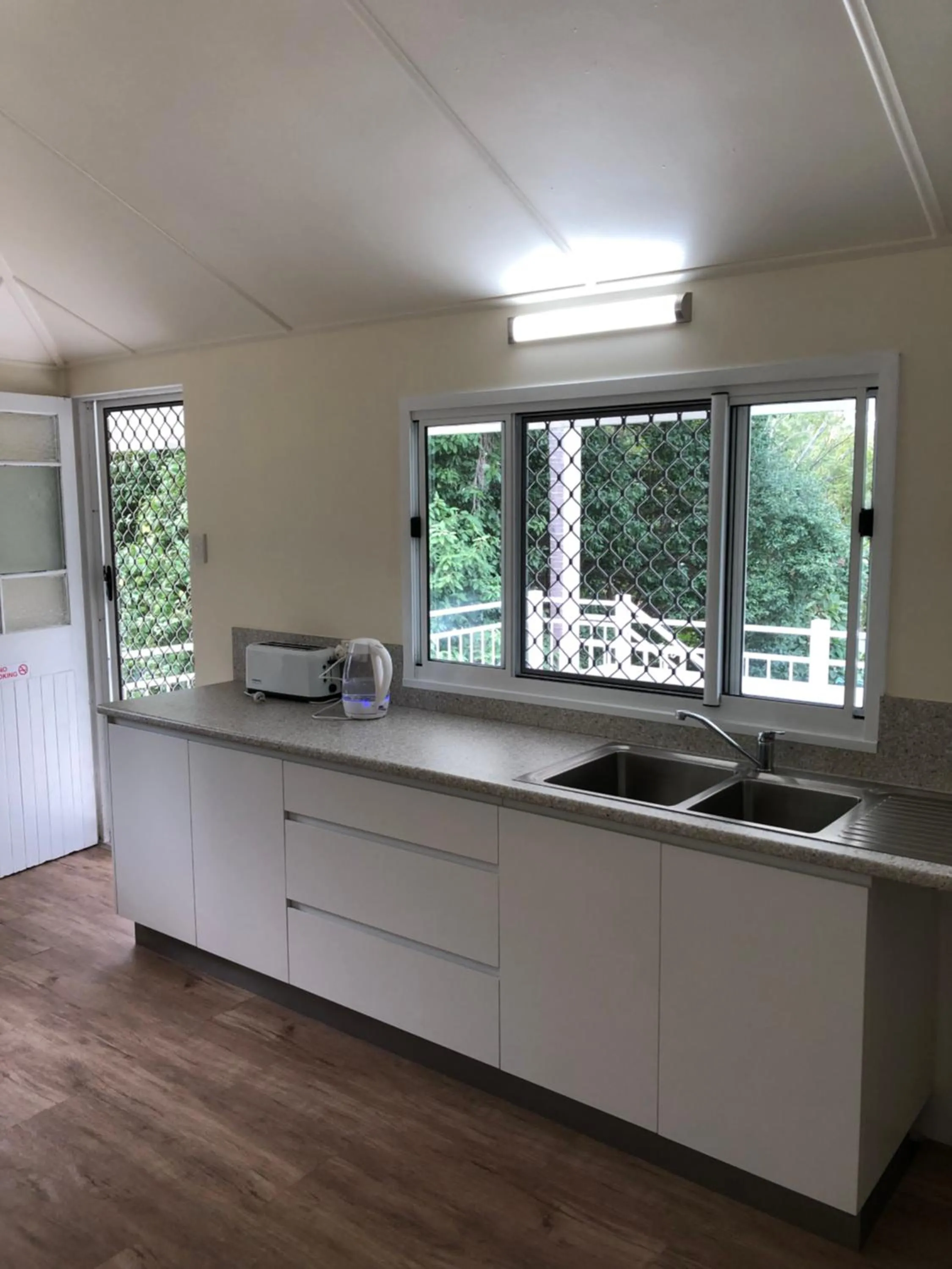 Kitchen or kitchenette in Daggoombah Holiday Home Magnetic Island