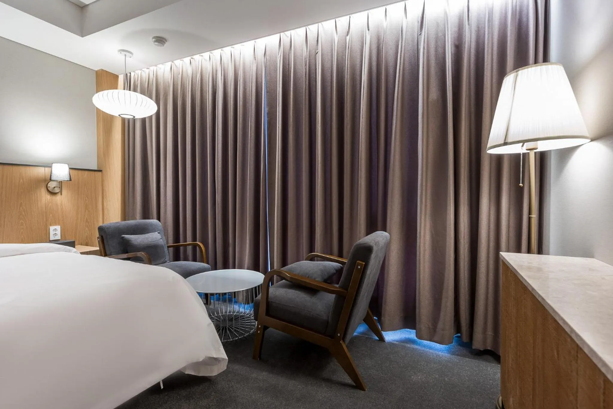 Seating area, Bed in Gwangju HOUND Hotel