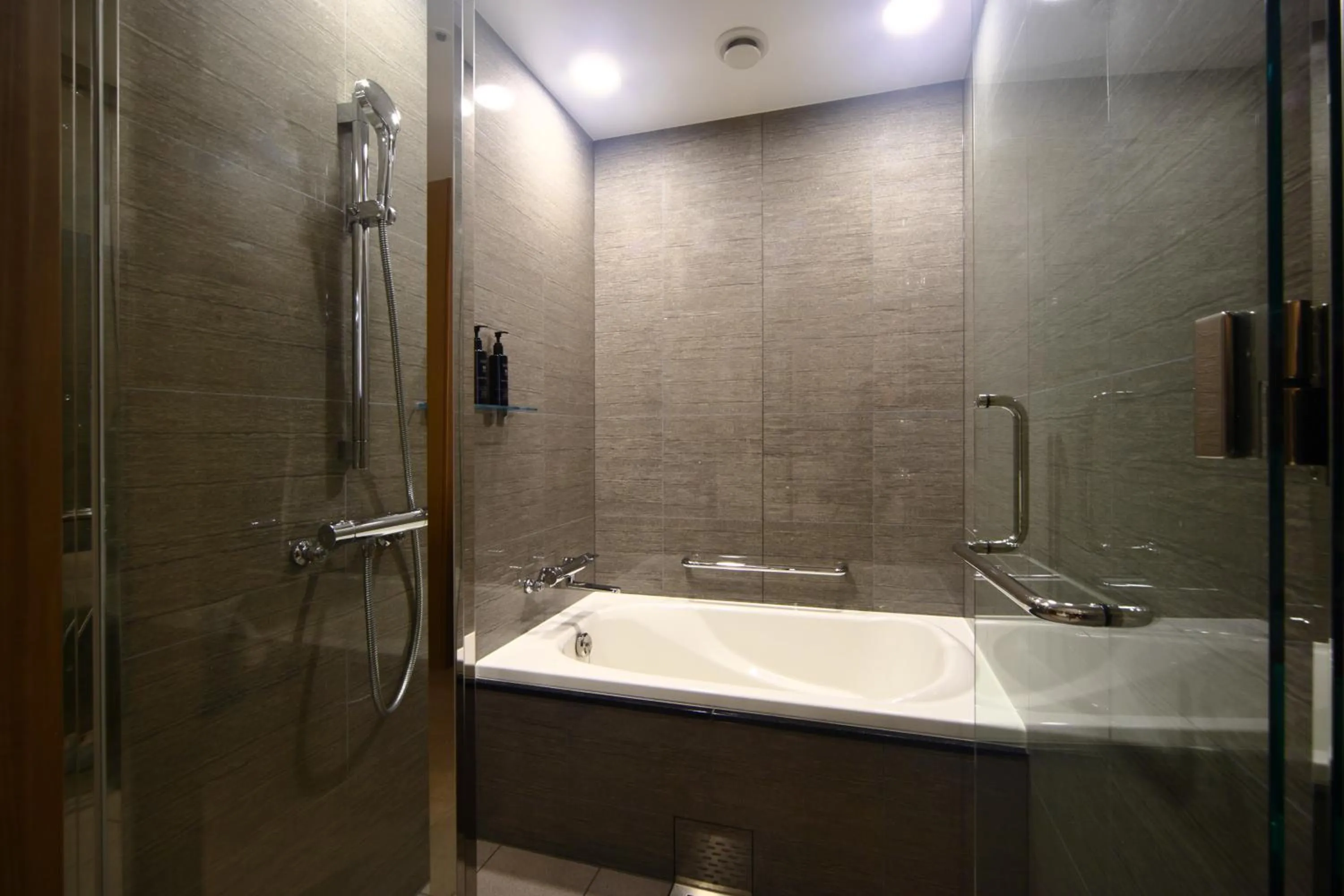 Shower in The Royal Park Hotel Iconic Kyoto