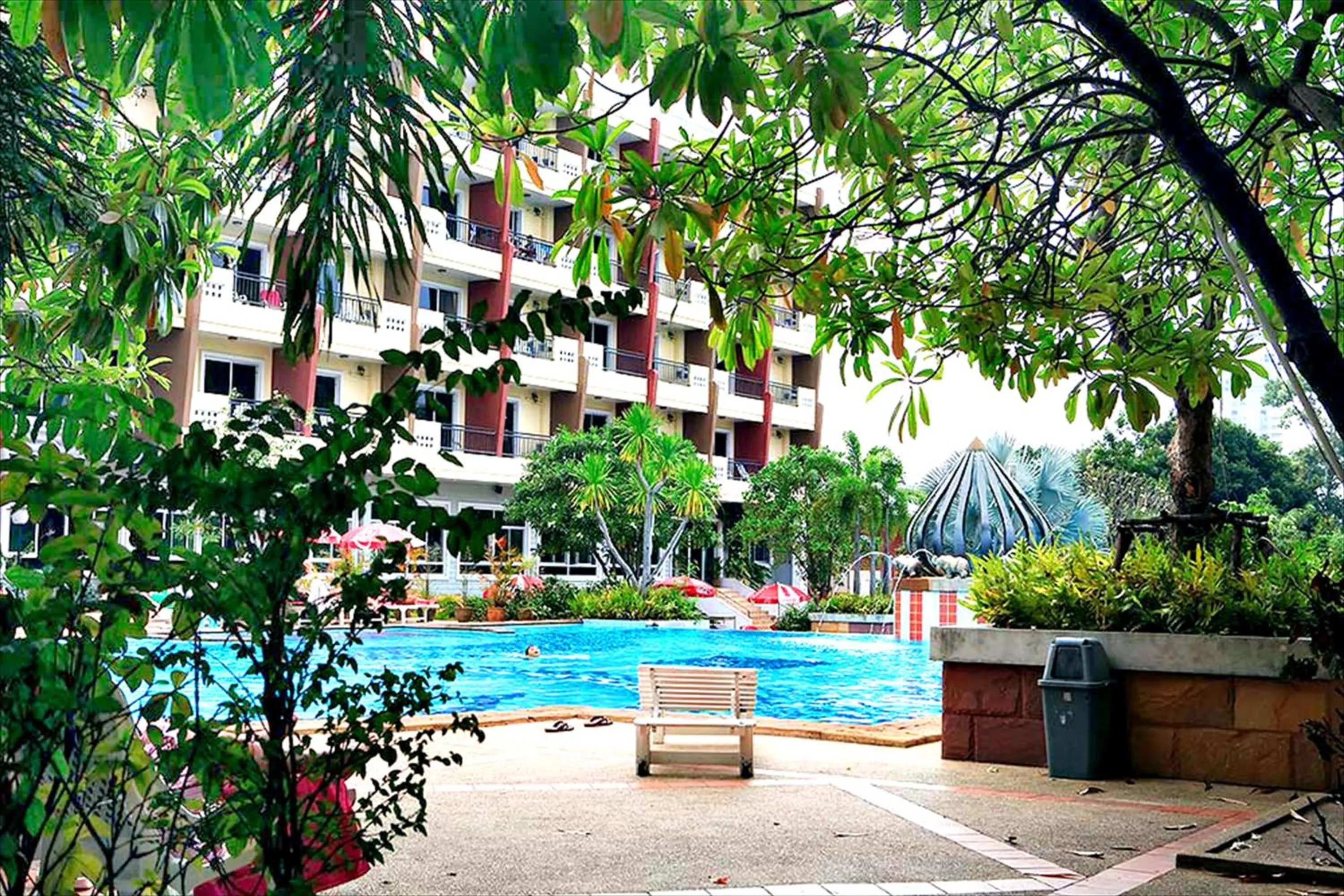 Swimming pool in Lek Villa