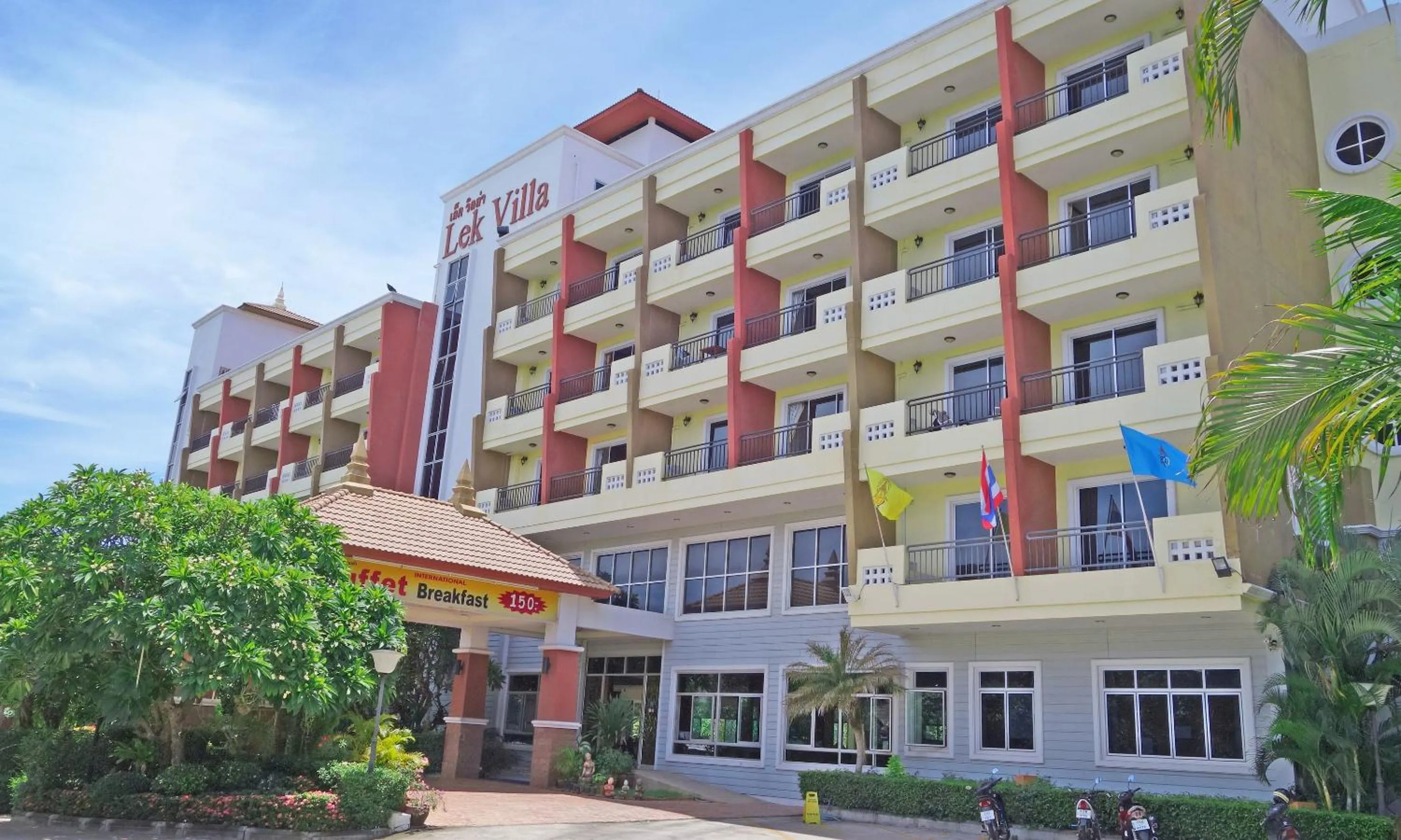 Facade/entrance in Lek Villa