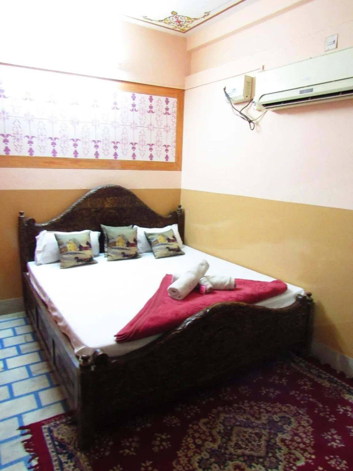 Bathroom, Bed in Jamna Vilas Guest House and Restaurant