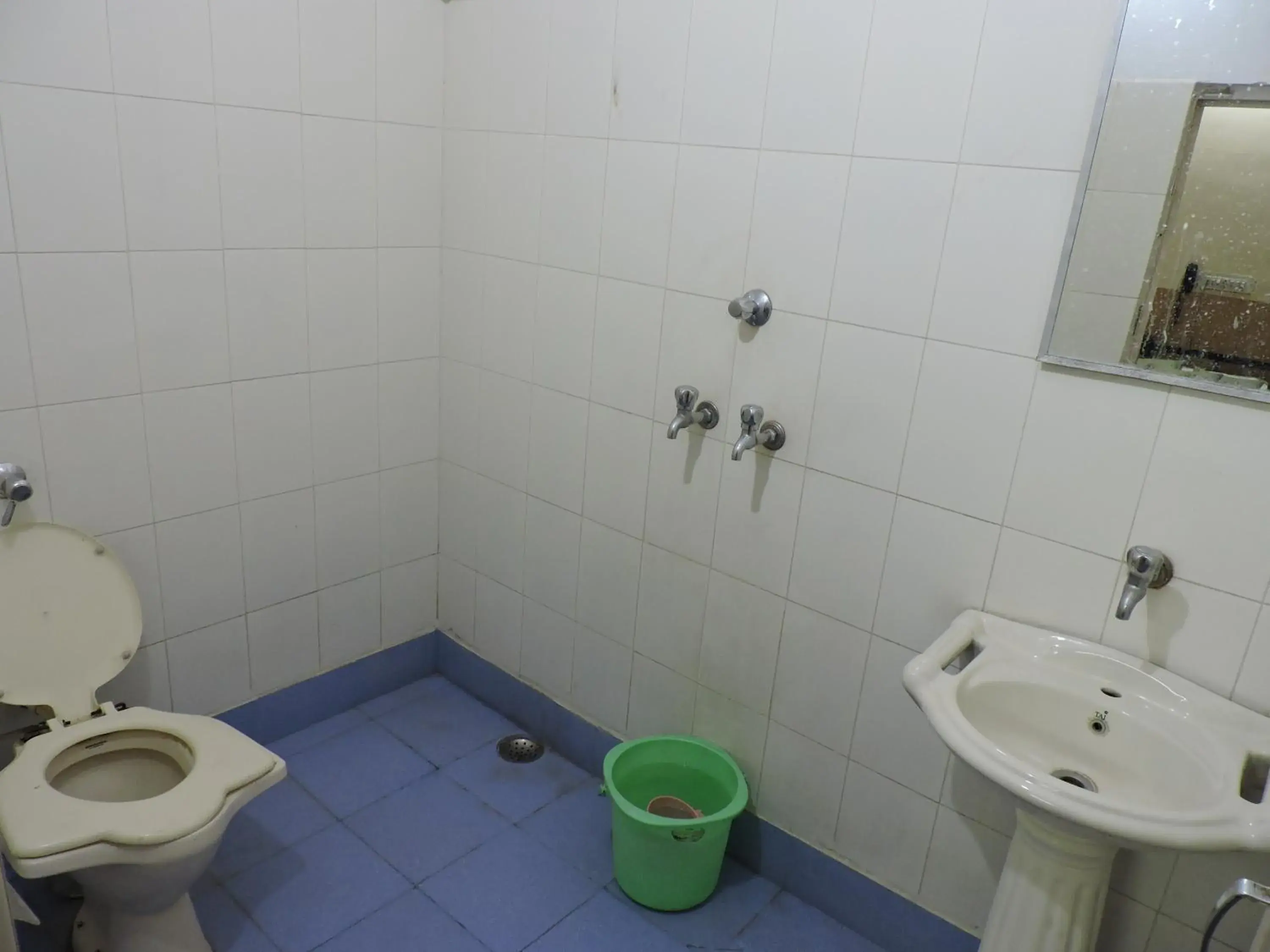 Toilet in Jamna Vilas Guest House and Restaurant Toilet in Jamna Vilas Guest House and Restaurant