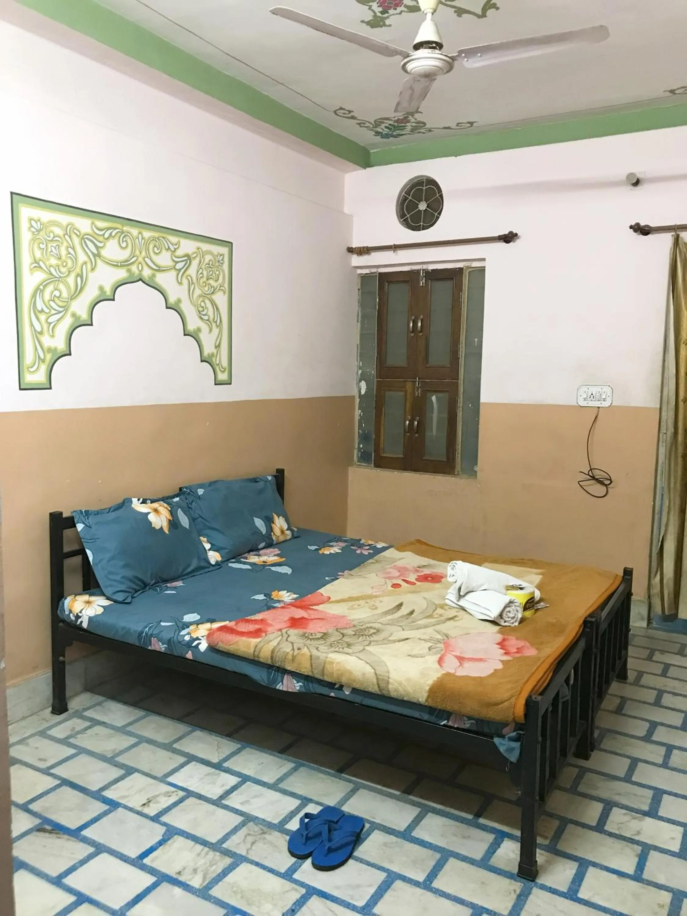 Bed in Jamna Vilas Guest House and Restaurant