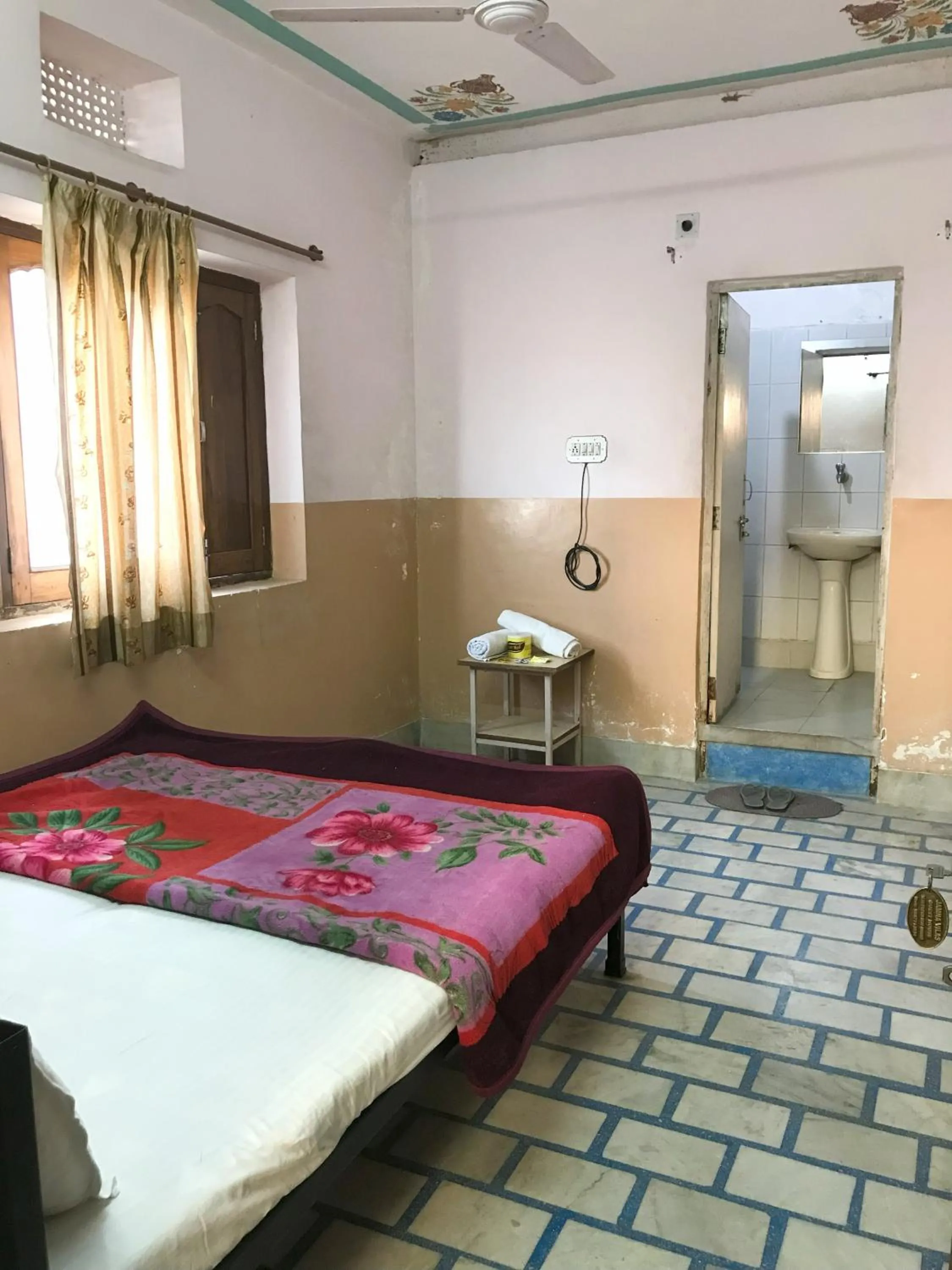 Bedroom, Bed in Jamna Vilas Guest House and Restaurant