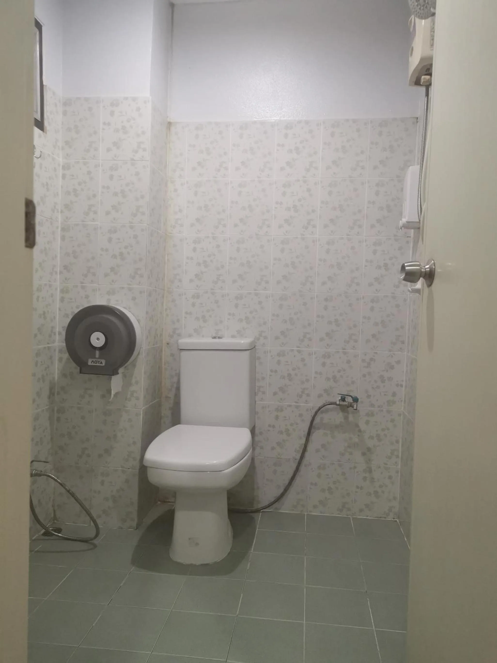 Shower in T & T Hostel Kanchanaburi