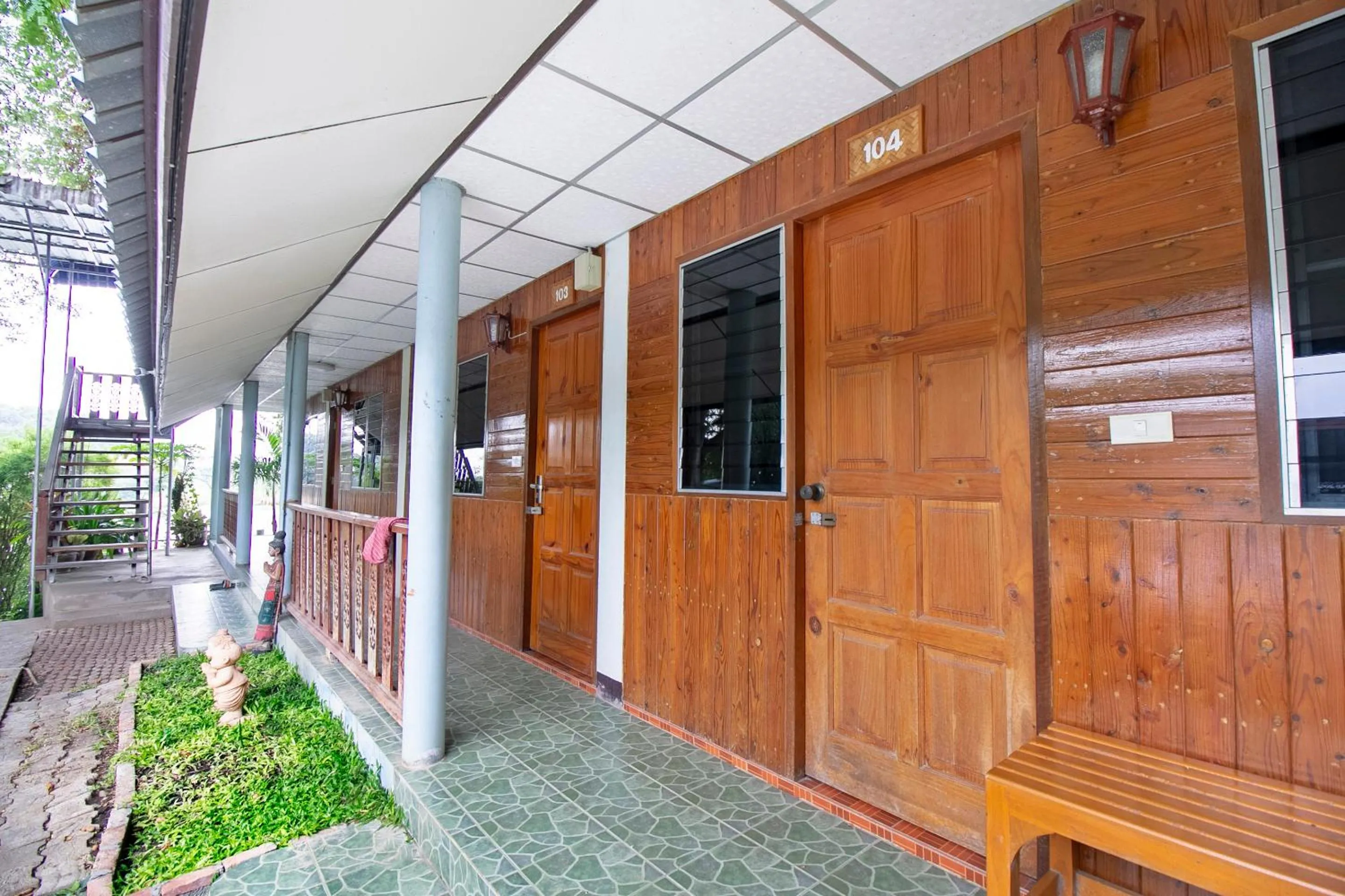 Facade/entrance in T & T Hostel Kanchanaburi