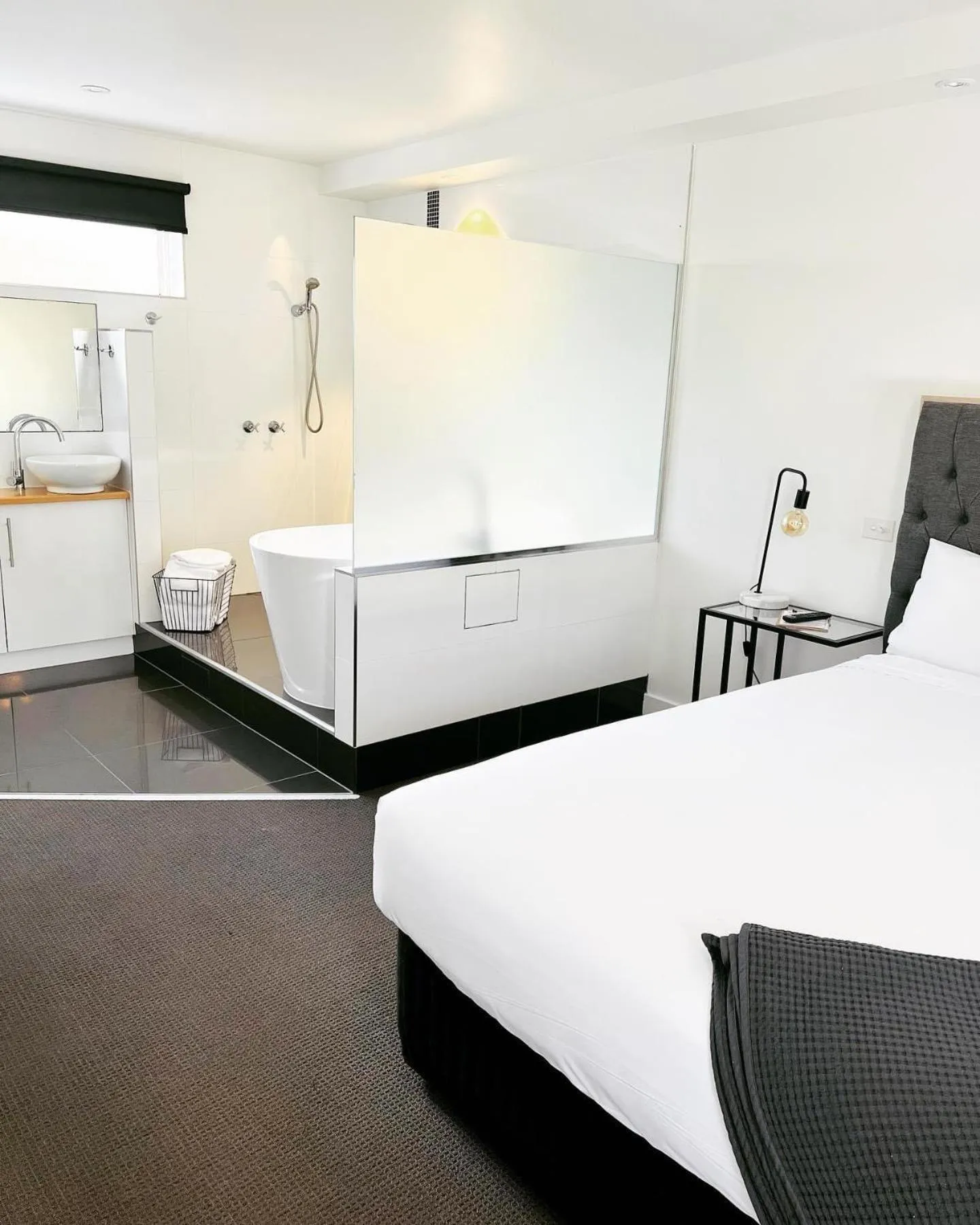 Bathroom, Bed in Tower Motel Marysville