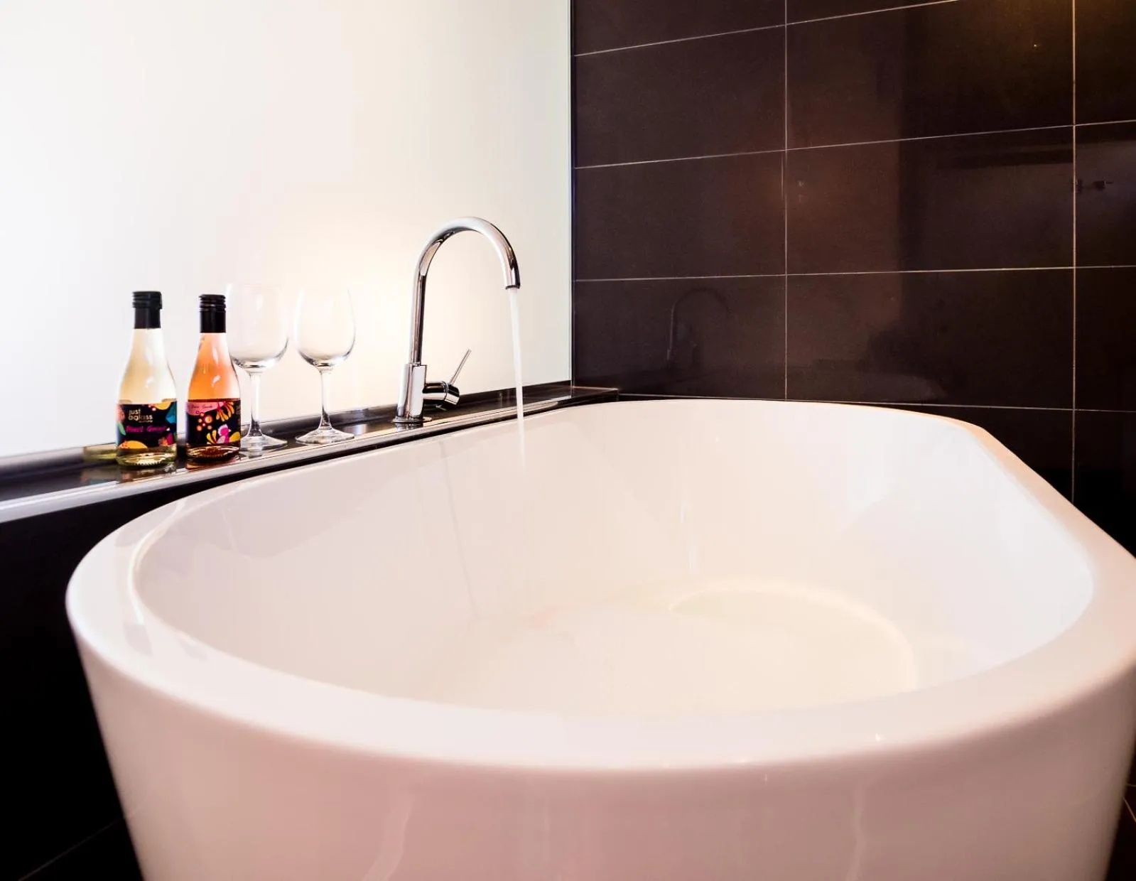 Bathroom in Tower Motel Marysville