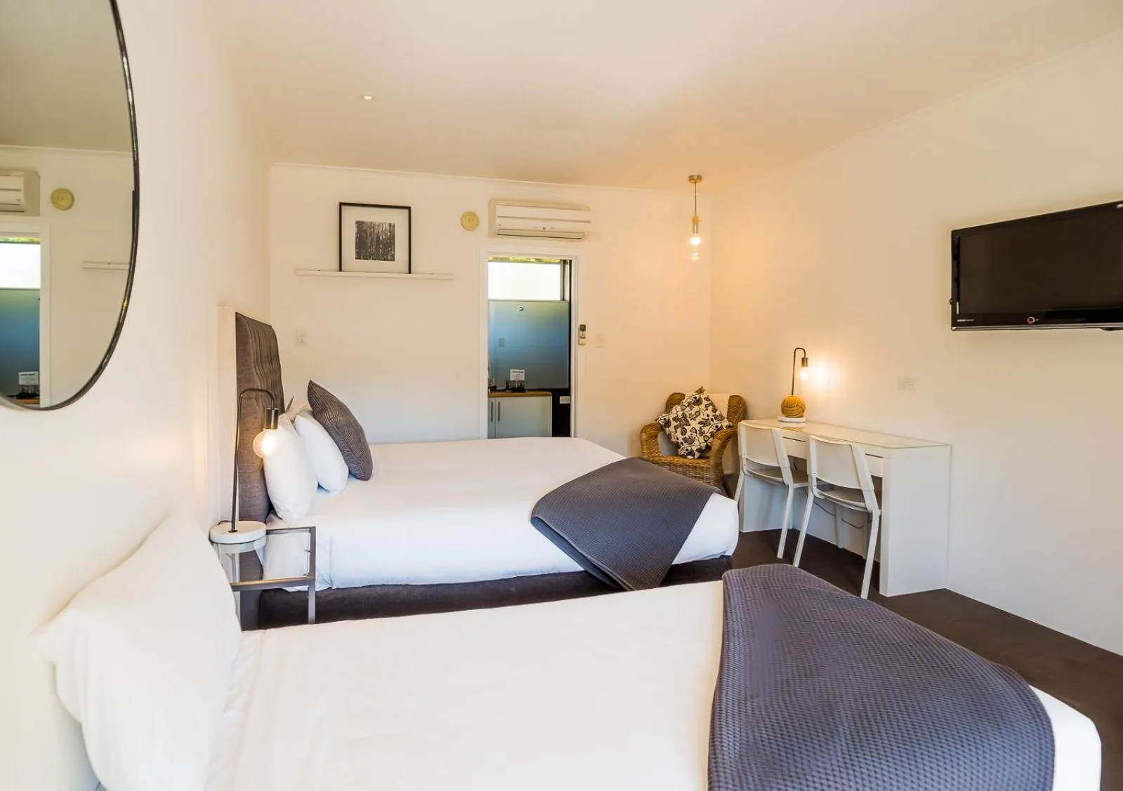 Photo of the whole room, Bed in Tower Motel Marysville