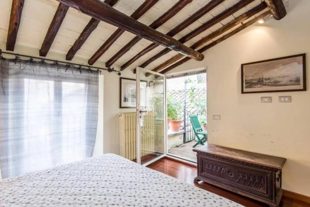 Bed in Campo de Fiori Luxury House
