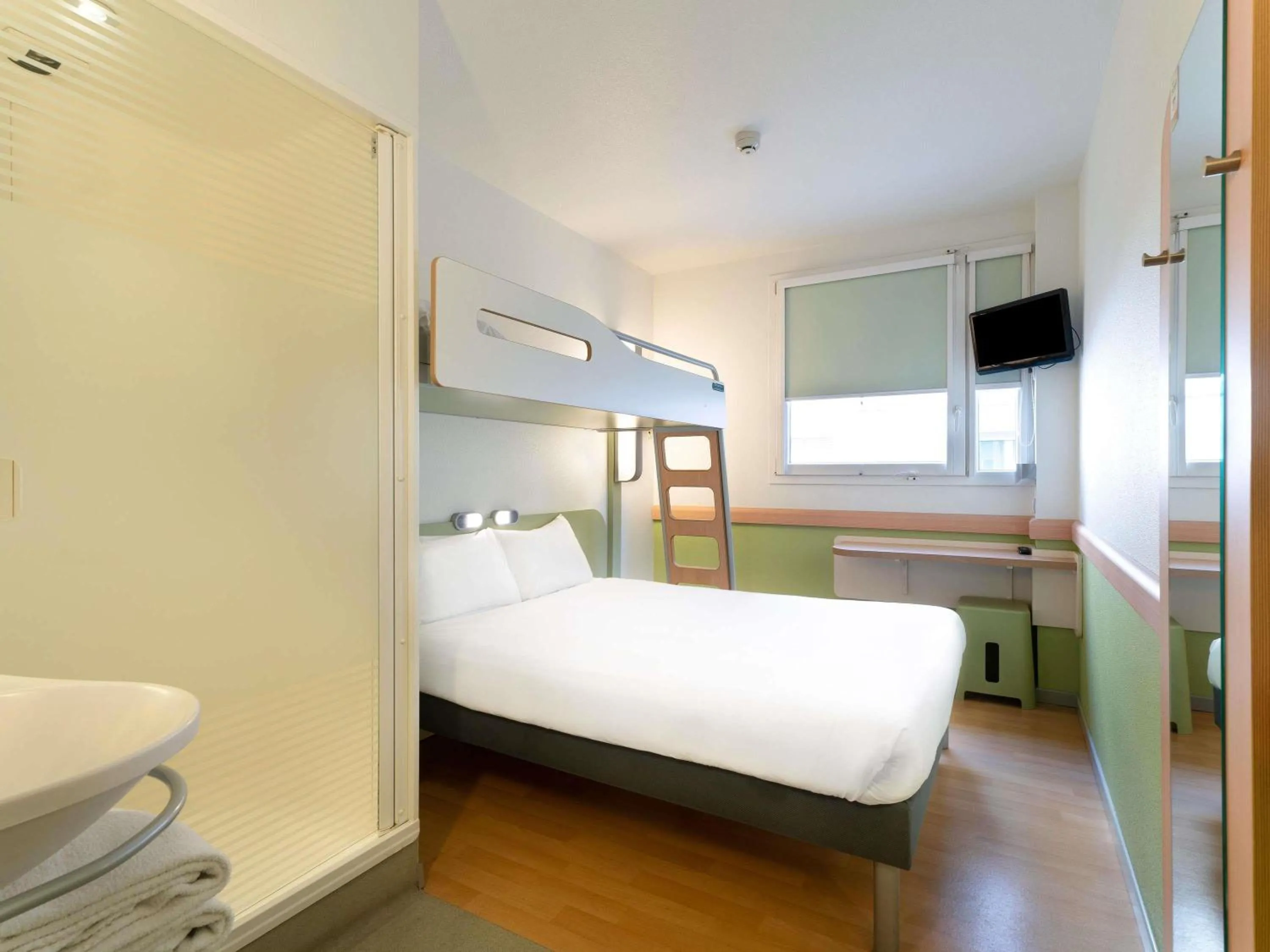 Bedroom, Bed in Ibis Budget Madrid Centro Las Ventas