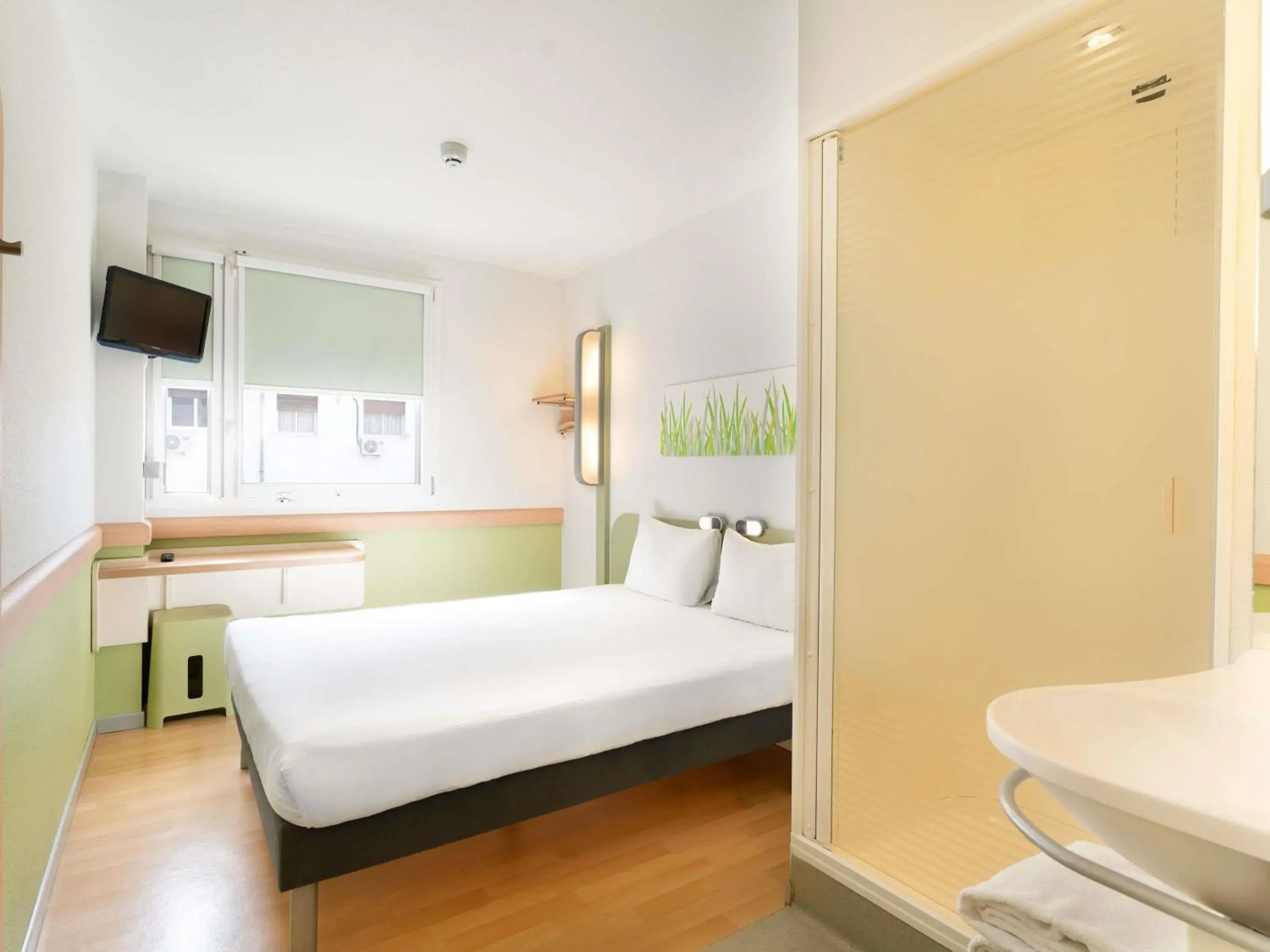 Bedroom, Bed in Ibis Budget Madrid Centro Las Ventas Bedroom, Bed in Ibis Budget Madrid Centro Las Ventas