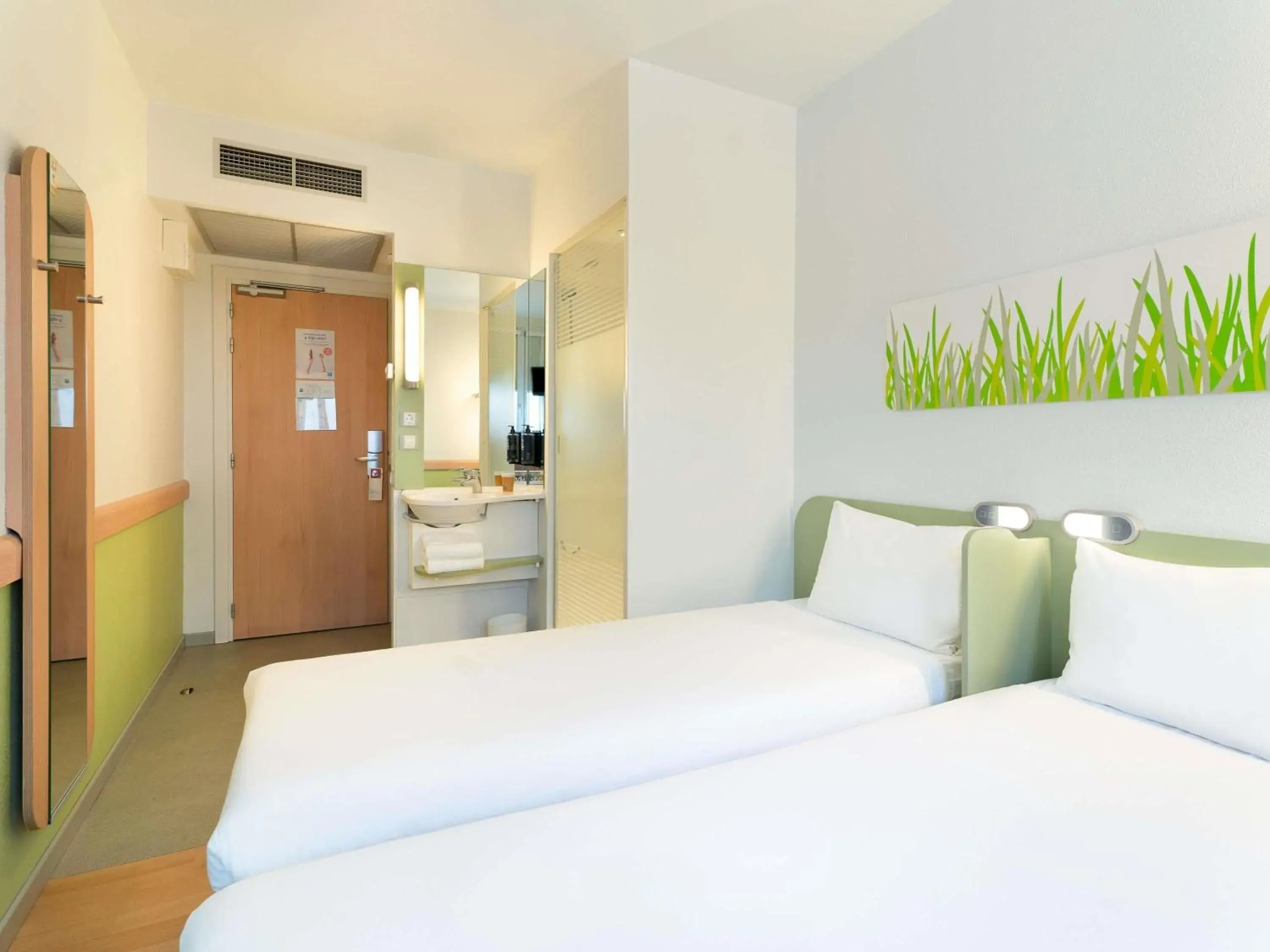 Property building, Bed in Ibis Budget Madrid Centro Las Ventas Property building, Bed in Ibis Budget Madrid Centro Las Ventas