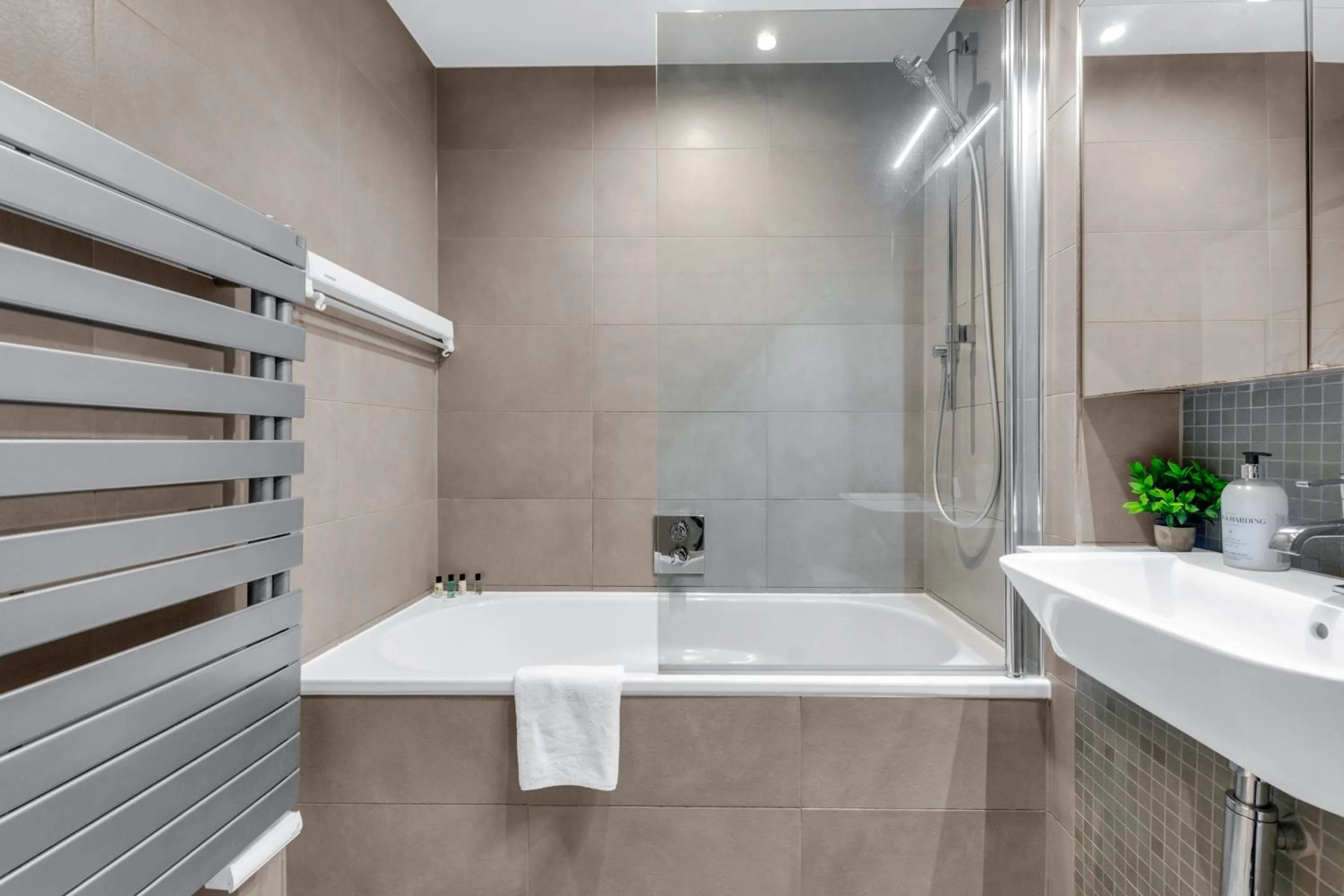 Bath in MySquare Two Bed Serviced Apt in Old Street