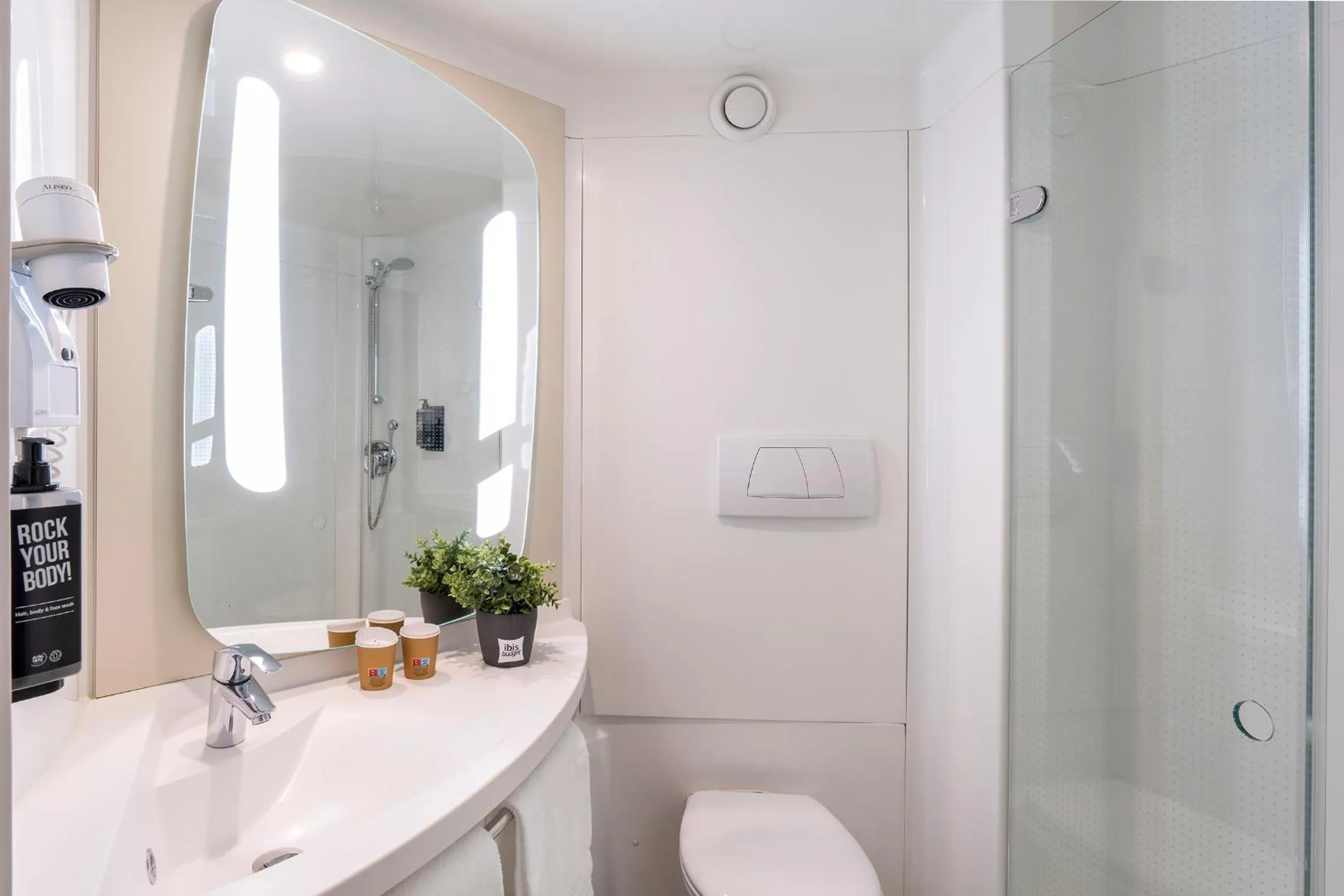 Shower in Ibis Budget Barcelona Sant Andreu De La Barca