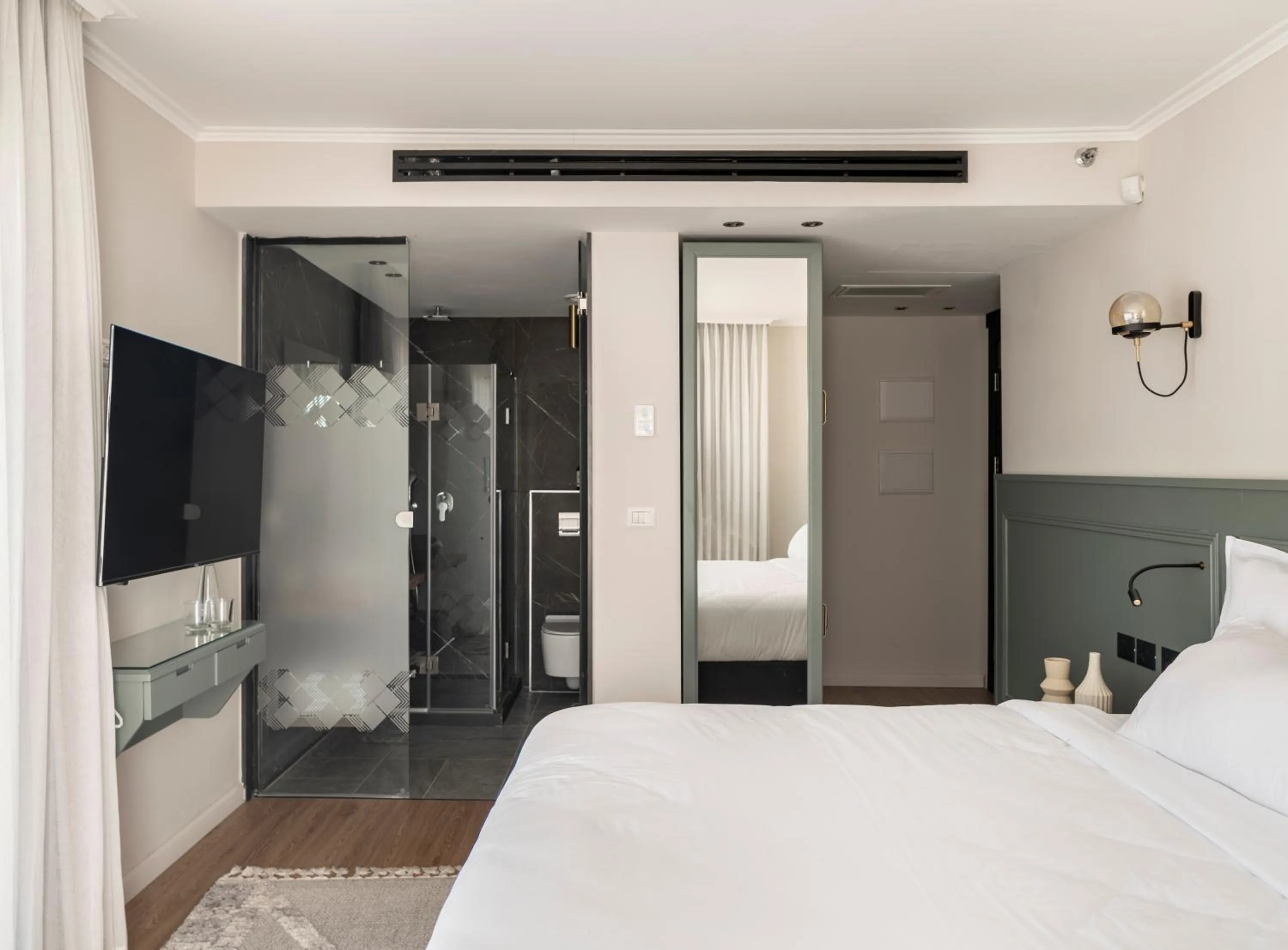 Shower, Bed in Jo Shtibel Tel-Aviv