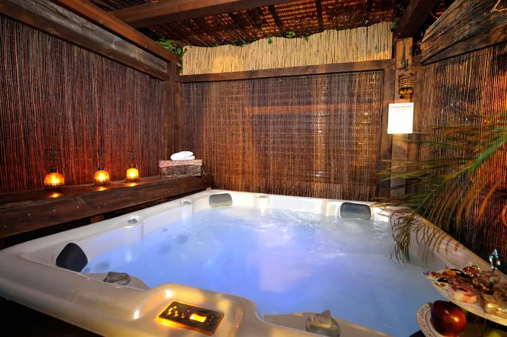 Studio with Large Hot Tub and Patio in Nichochot Provence