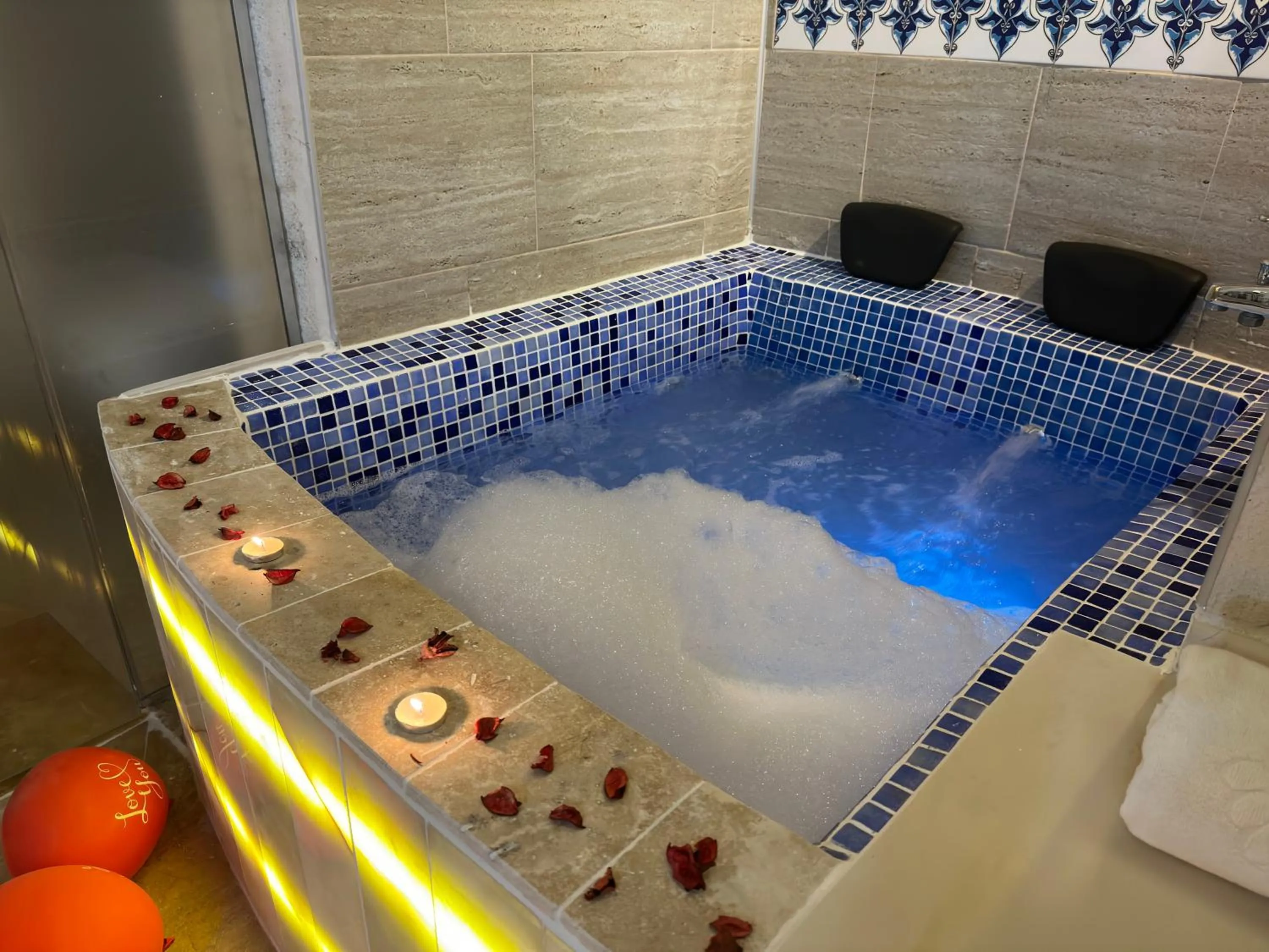 Hot Tub in Zuwinasa House Hotel