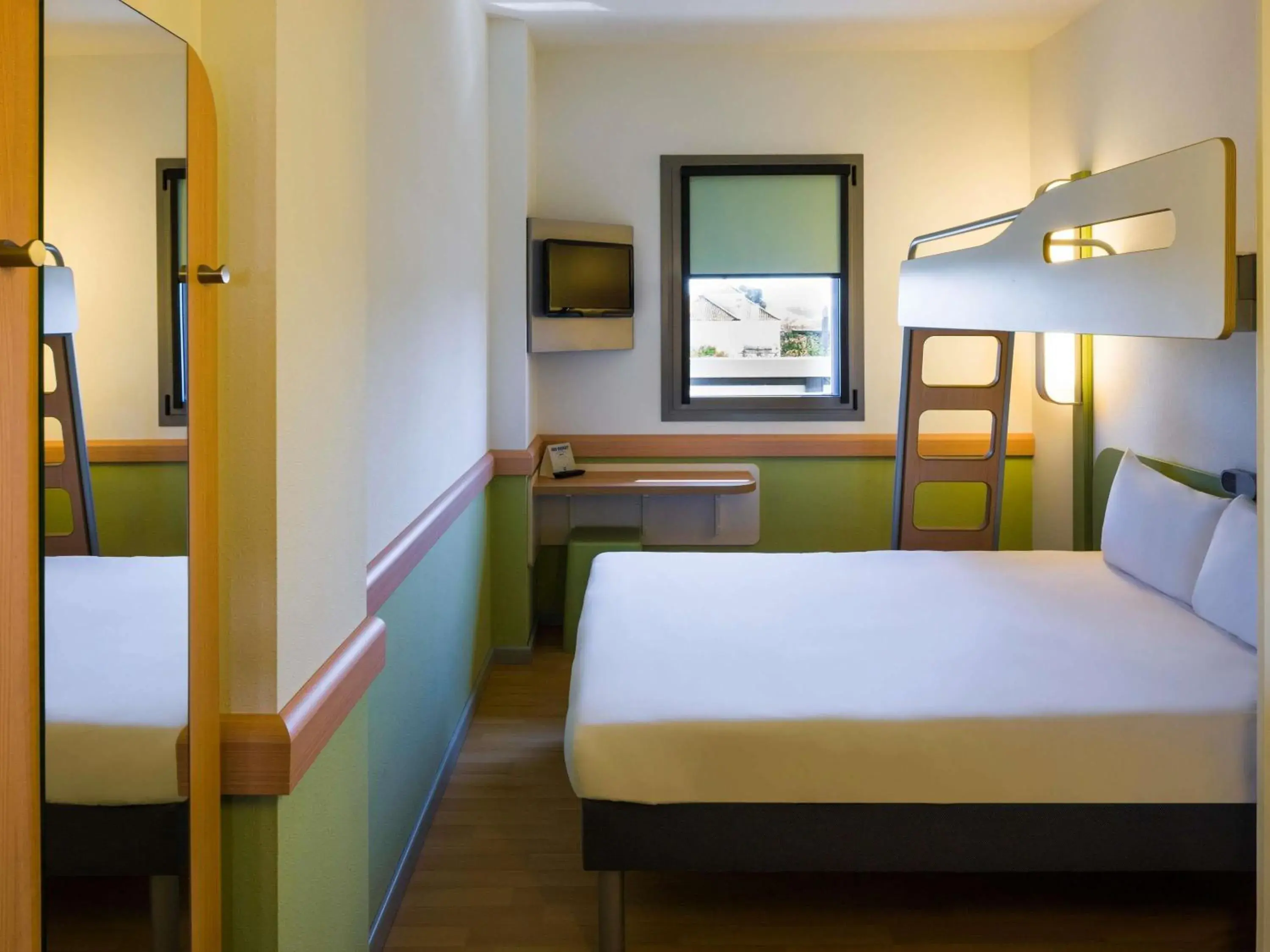 Bedroom, Bed in Ibis Budget Sevilla Aeropuerto Bedroom, Bed in Ibis Budget Sevilla Aeropuerto