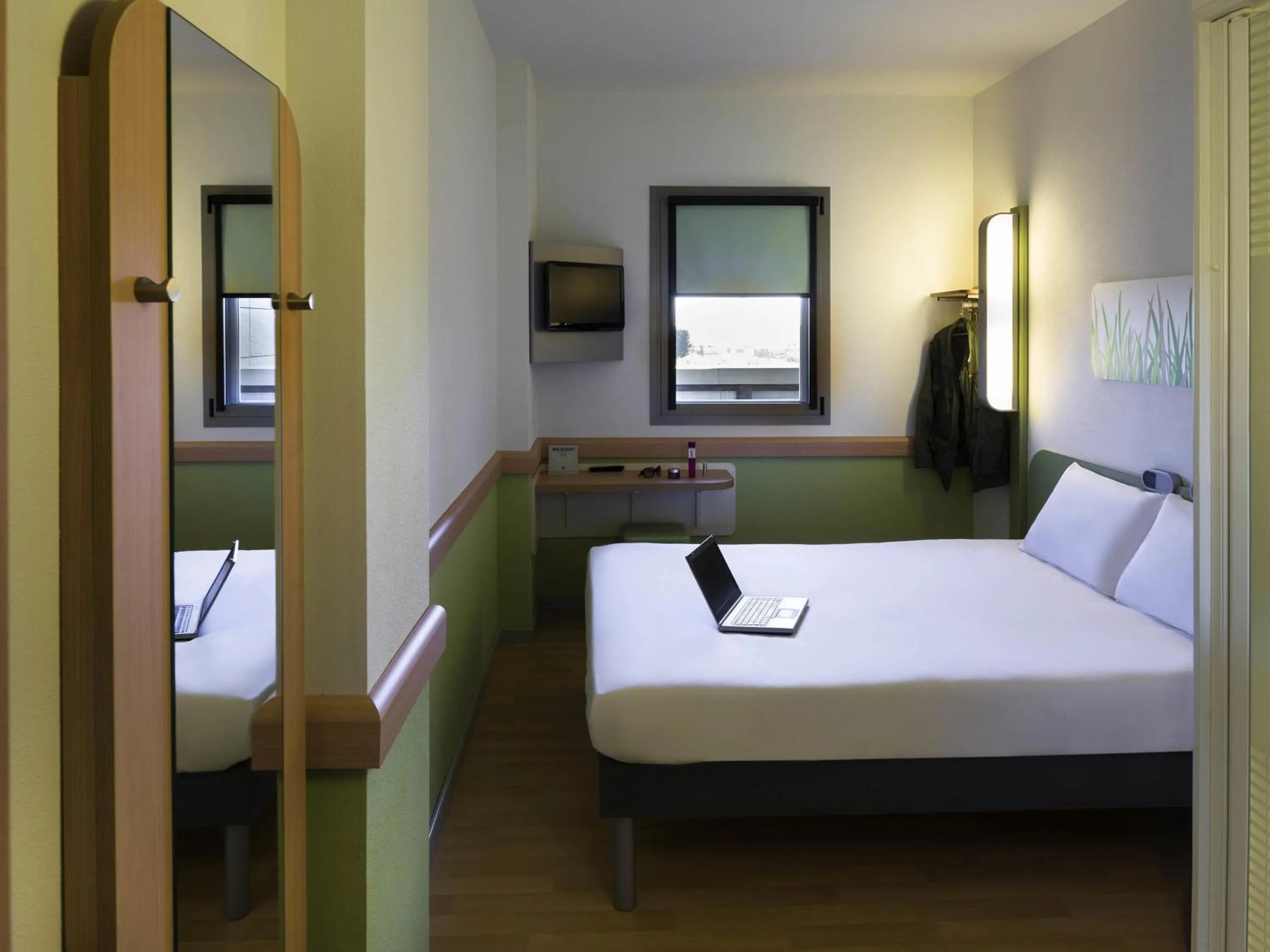 Bedroom, Bed in Ibis Budget Sevilla Aeropuerto