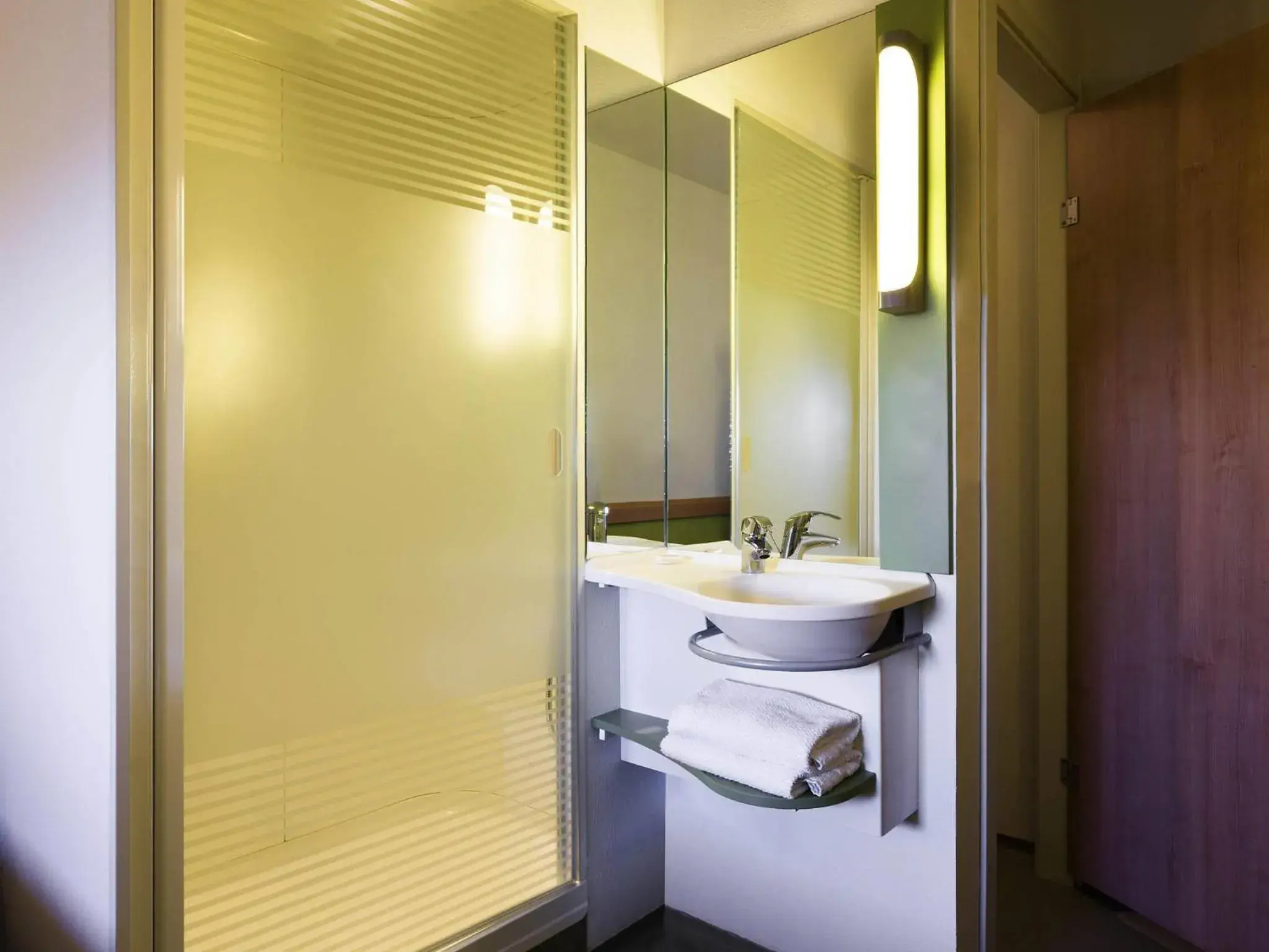 Bedroom in Ibis Budget Sevilla Aeropuerto Bedroom in Ibis Budget Sevilla Aeropuerto