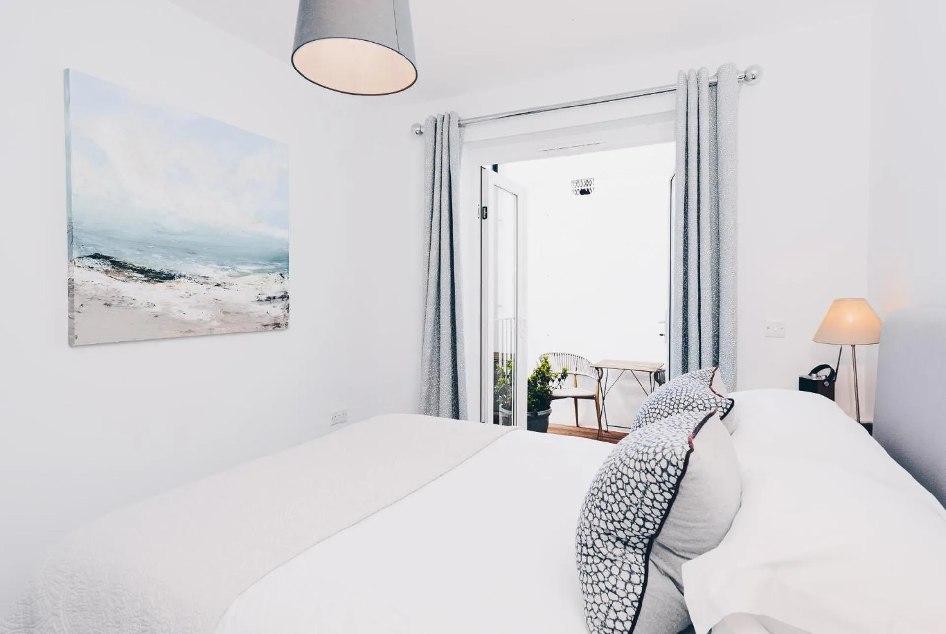 Bedroom, Bed in South Street Apartments