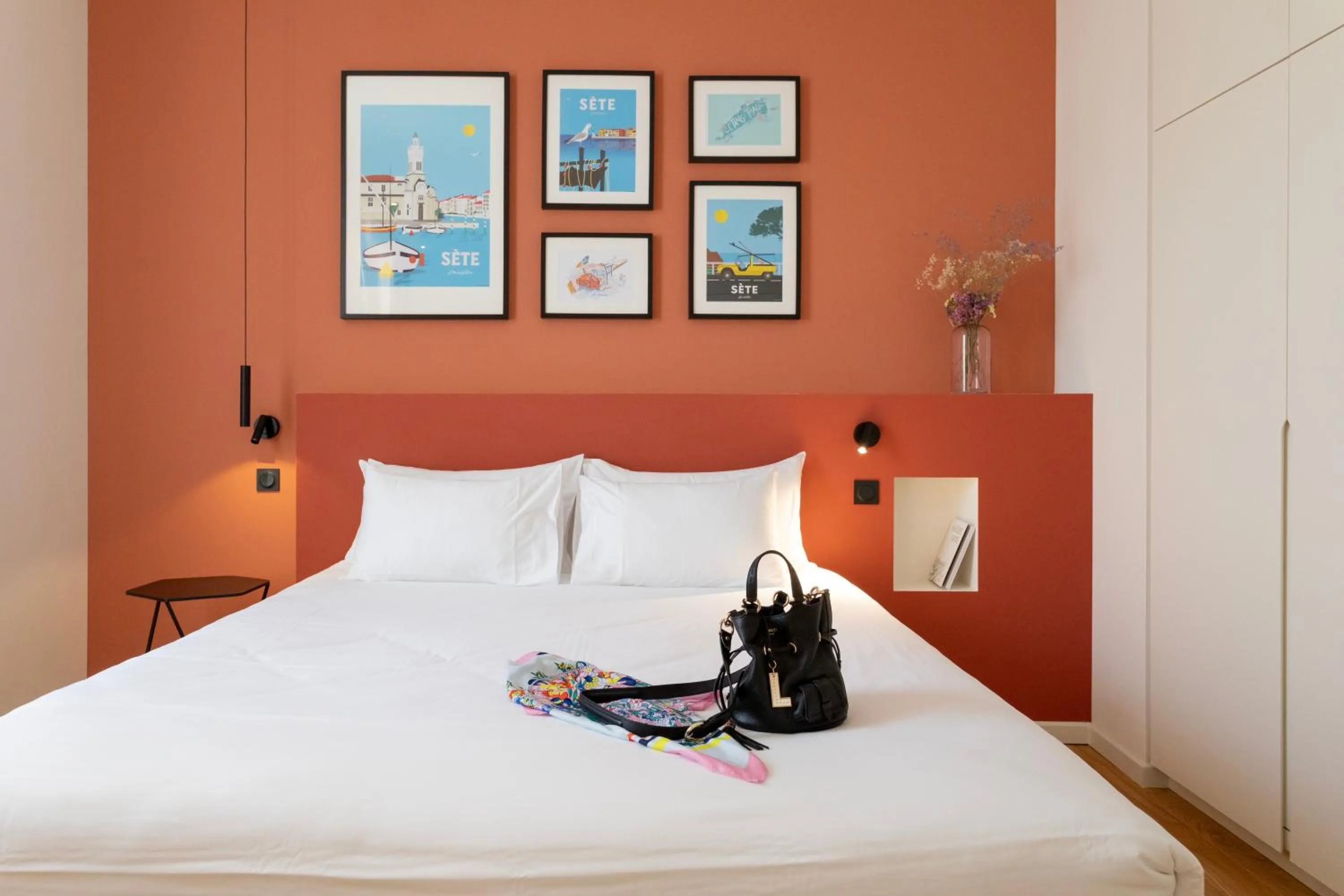 Bedroom, Bed in Les Clés Secrètes