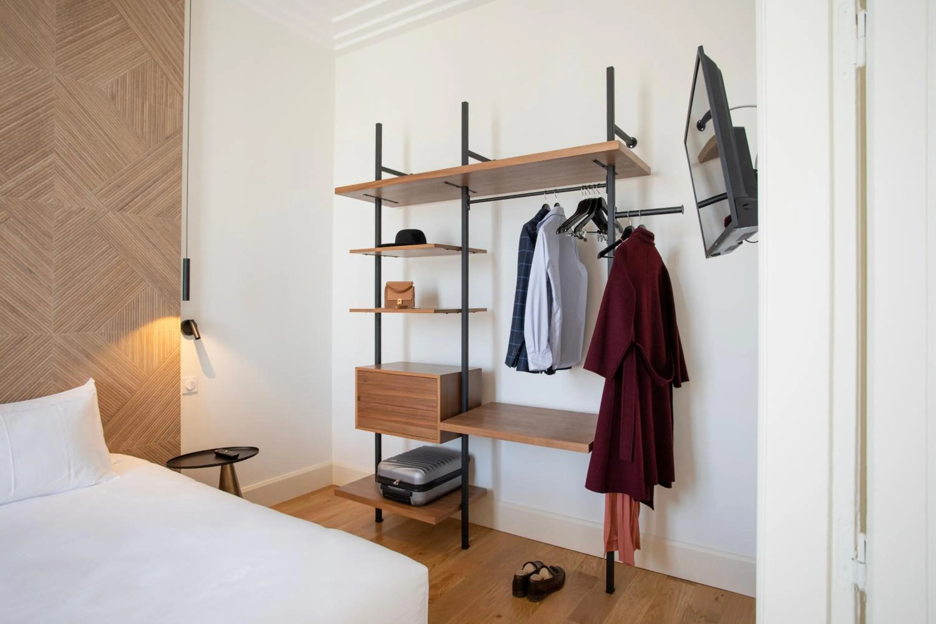 wardrobe, Bed in Les Clés Secrètes