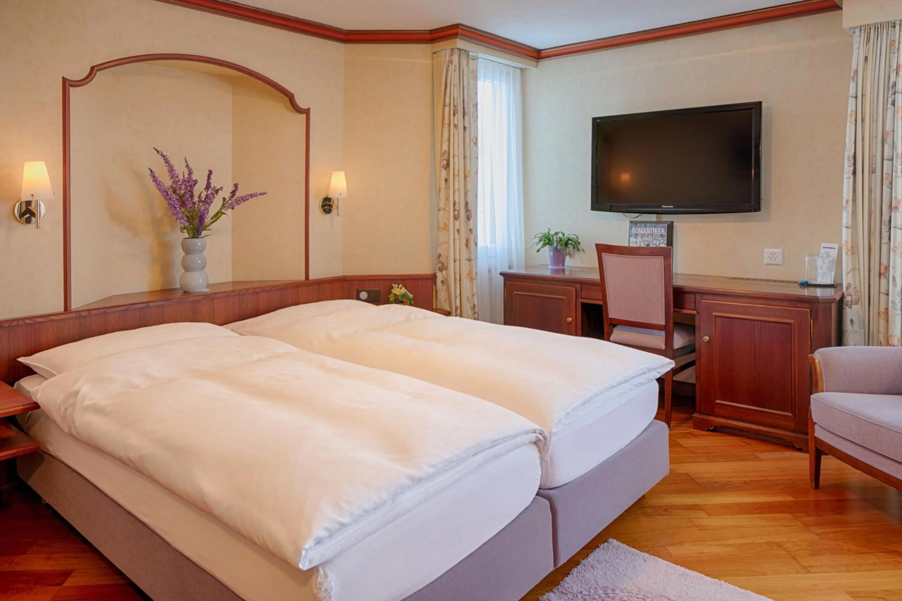 Communal lounge/ TV room, Bed in Hotel Säntis